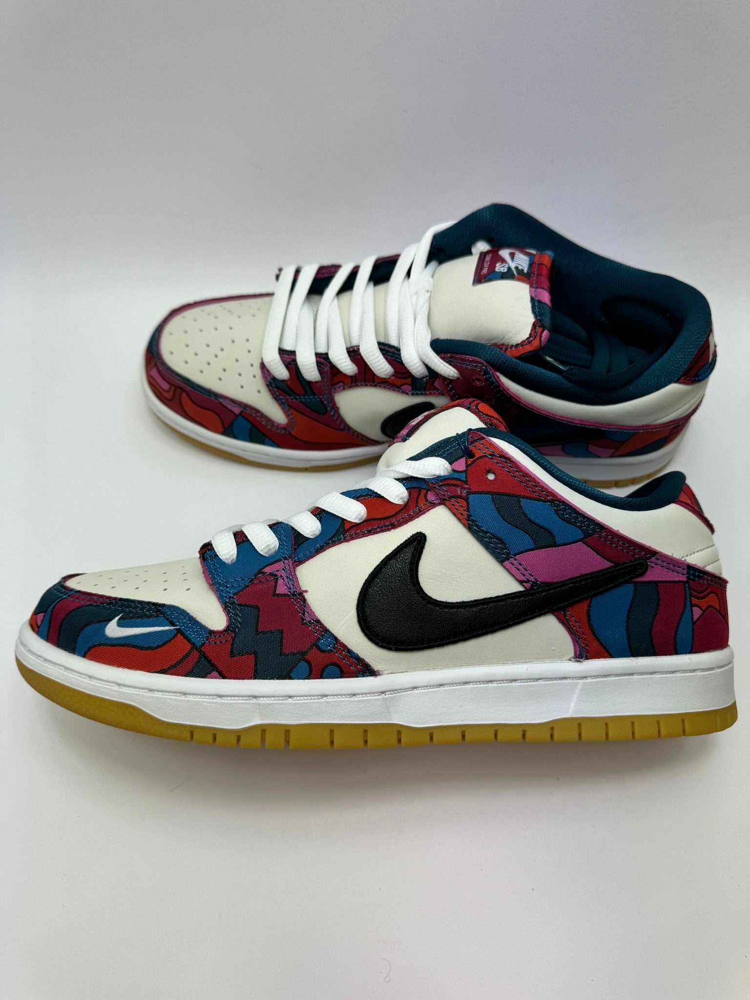 Nike SB Dunk Low Pro Parra Abstract Art – rechte Seitenansicht mit weißem Leder und bunten Overlays