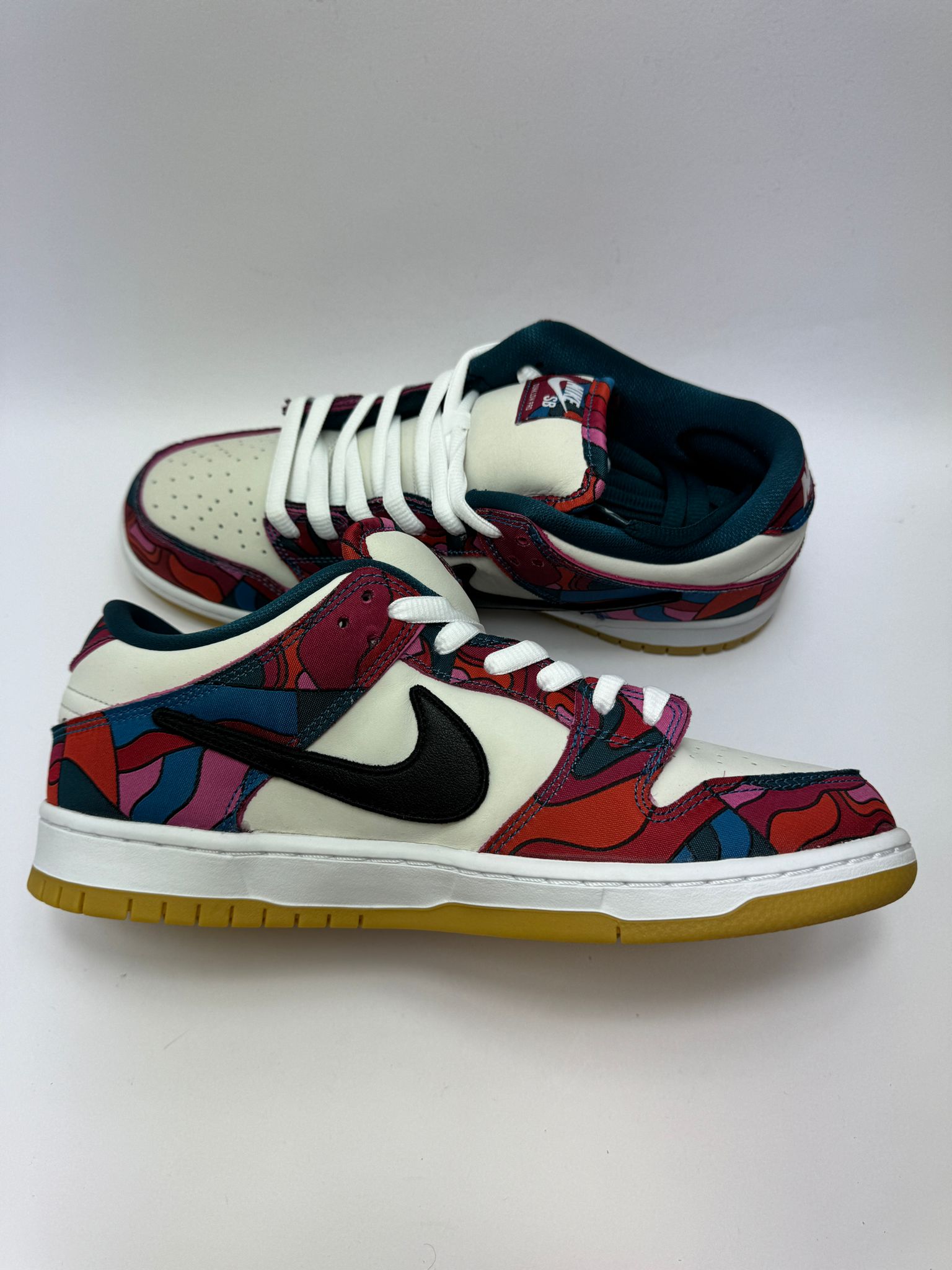 Nike SB Dunk Low Pro Parra Abstract Art – linke Außenseite mit abstrakten Mustern in Blau, Rot und Pink