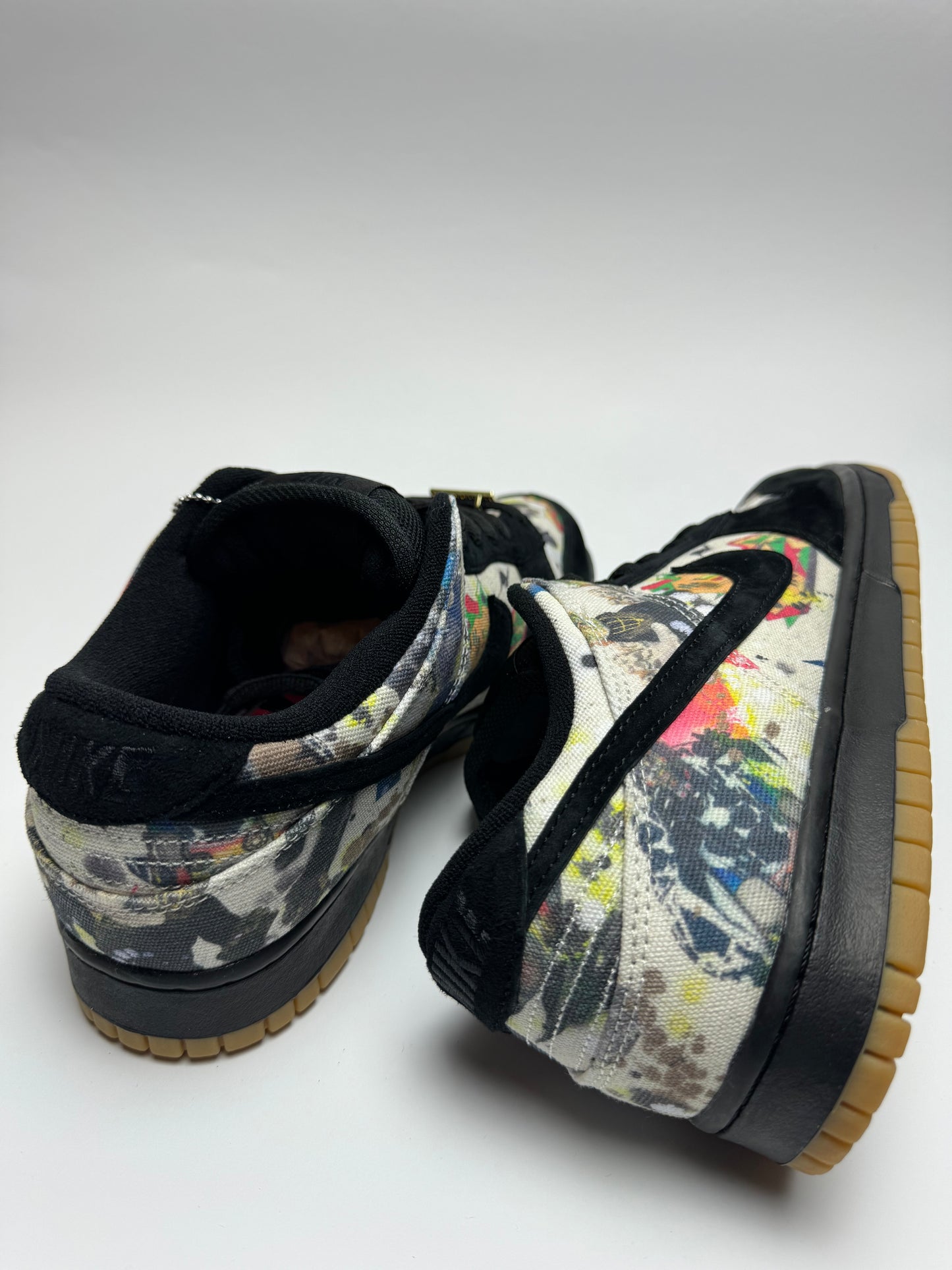 Rückansicht des Sneakers – behandeltes Canvas mit Mehrfarbmotiven und klassischem SB Dunk Low Heel-Tab