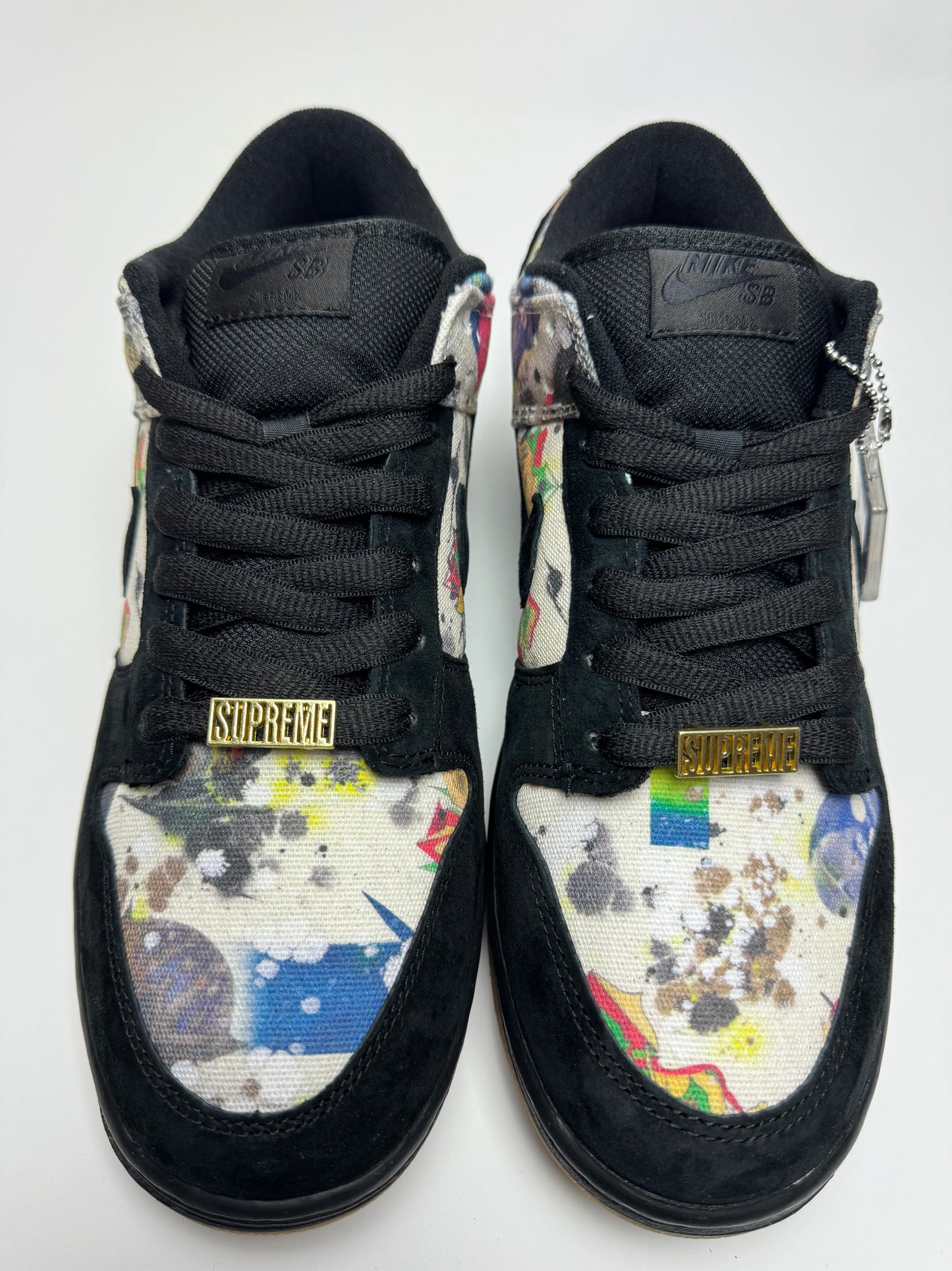 Detailansicht der Zunge – Nike SB Dunk Low Supreme Rammellzee mit goldfarbener Dubrae ‚SUPREME‘ und gepolstertem Nike SB Label