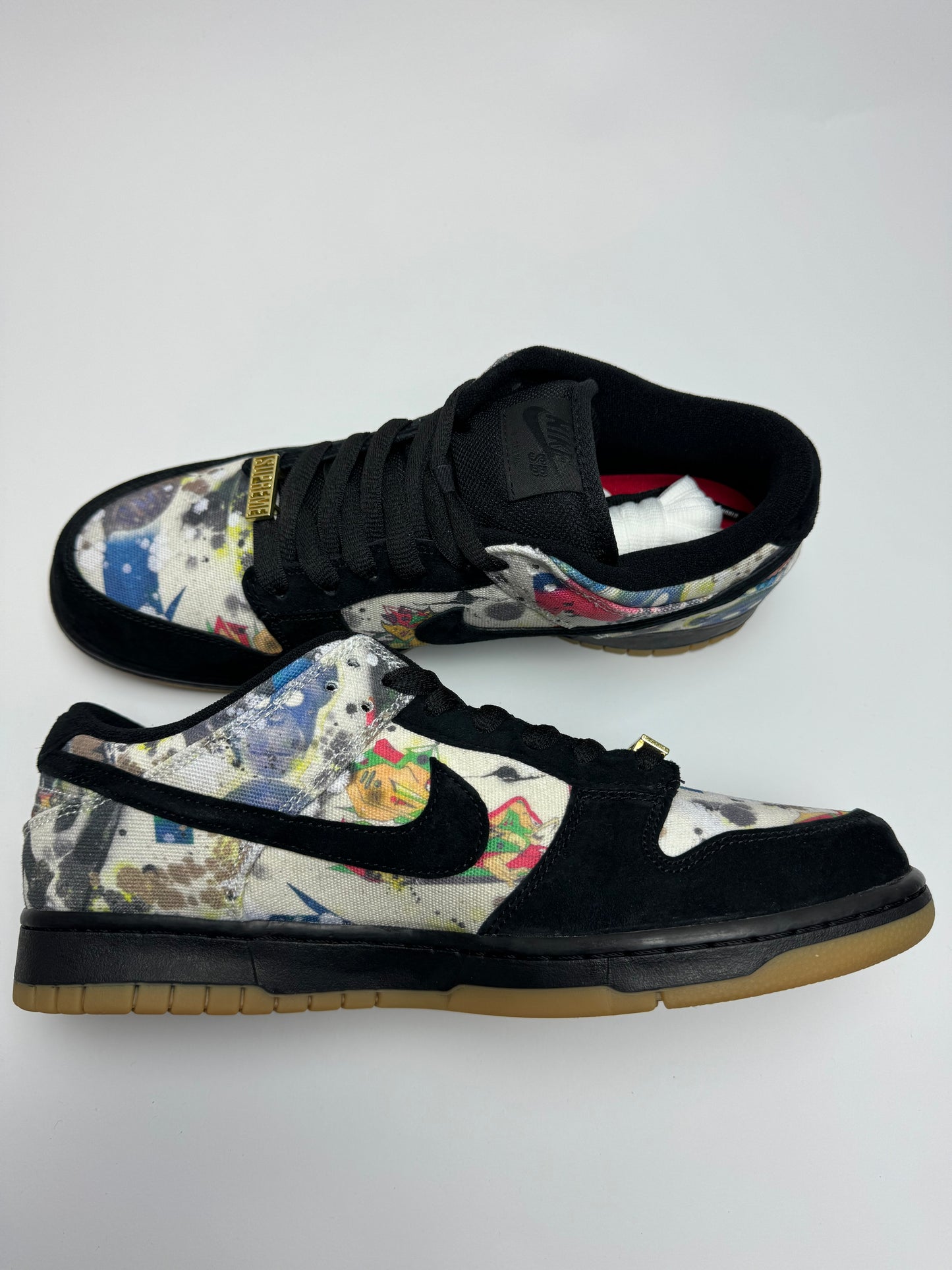 Nike SB Dunk Low Supreme Rammellzee – linke Außenseite mit schwarzen Wildleder-Overlays und Gum-Außensohle in Kontrast