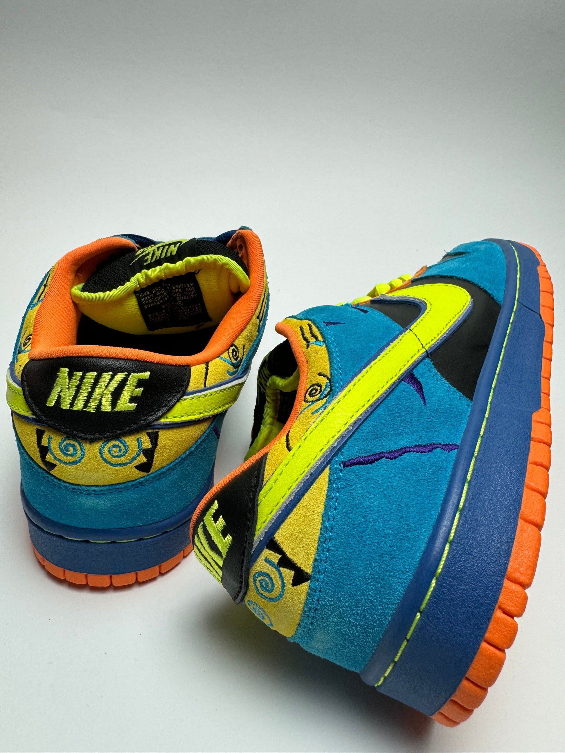 „Rückansicht des Sneakers – Nike SB Dunk Low Skate or Die mit dunkler Fersenpartie und Nike SB‑Branding