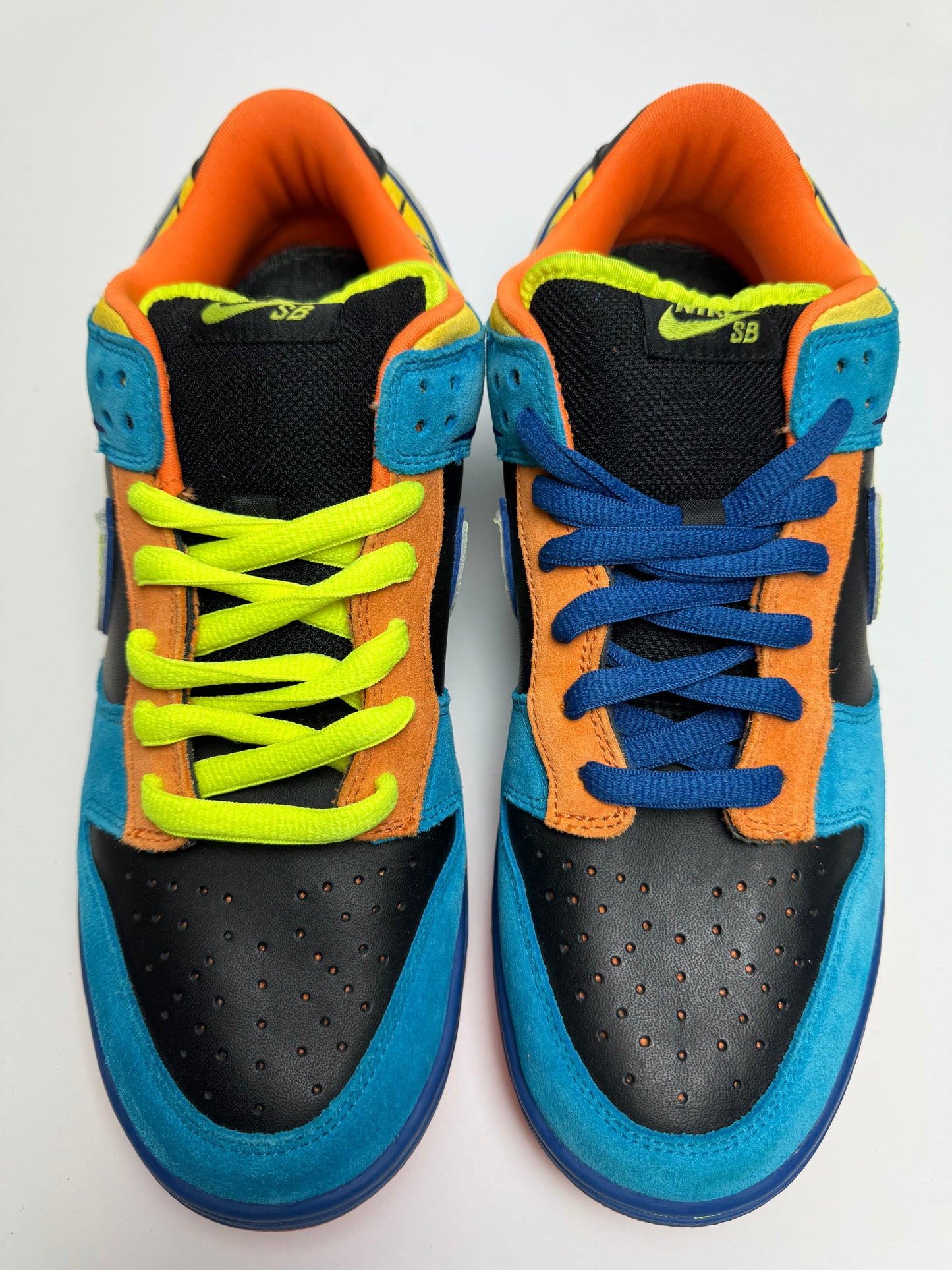 Detailansicht der Zunge – Nike SB Dunk Low Skate or Die mit gepolsterter SB‑Zunge und klassischen Logos