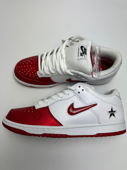 Nike SB Dunk Low Supreme Jewel Swoosh Red – rechte Seitenansicht mit weißem Leather Upper und leuchtend roter Metallic-Toebox