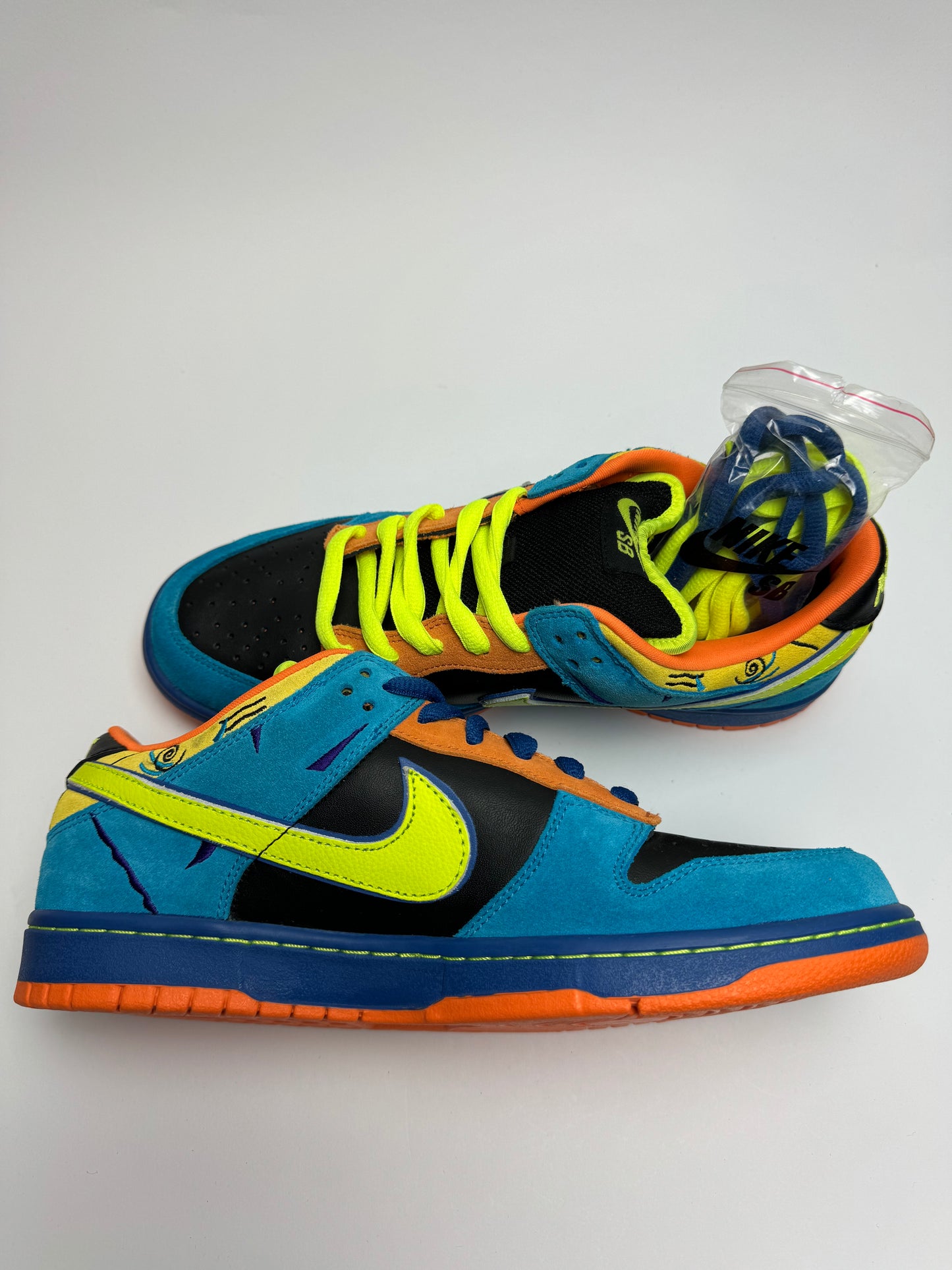 Nike SB Dunk Low Skate or Die – linke Außenseite mit Neon‑Yellow‑Swoosh und kräftigem Orange‑Eyestay
