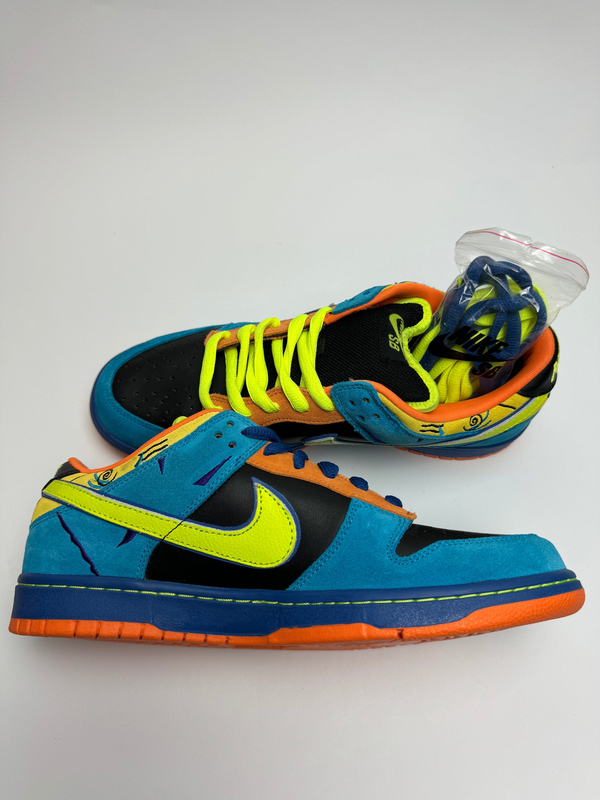 Nike SB Dunk Low Skate or Die – linke Außenseite mit Neon‑Yellow‑Swoosh und kräftigem Orange‑Eyestay