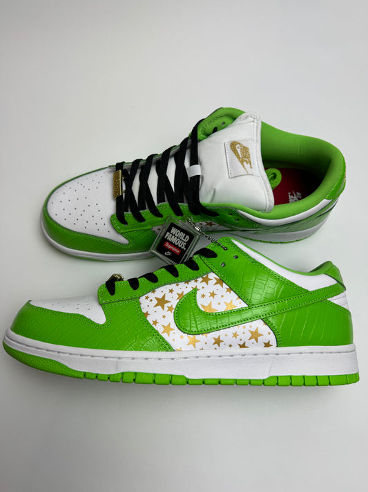 Nike SB Dunk Low Supreme Mean Green – rechte Seitenansicht mit weißem Leder-Base und Metallic-Mean-Green-Overlays im Krokodil-Look