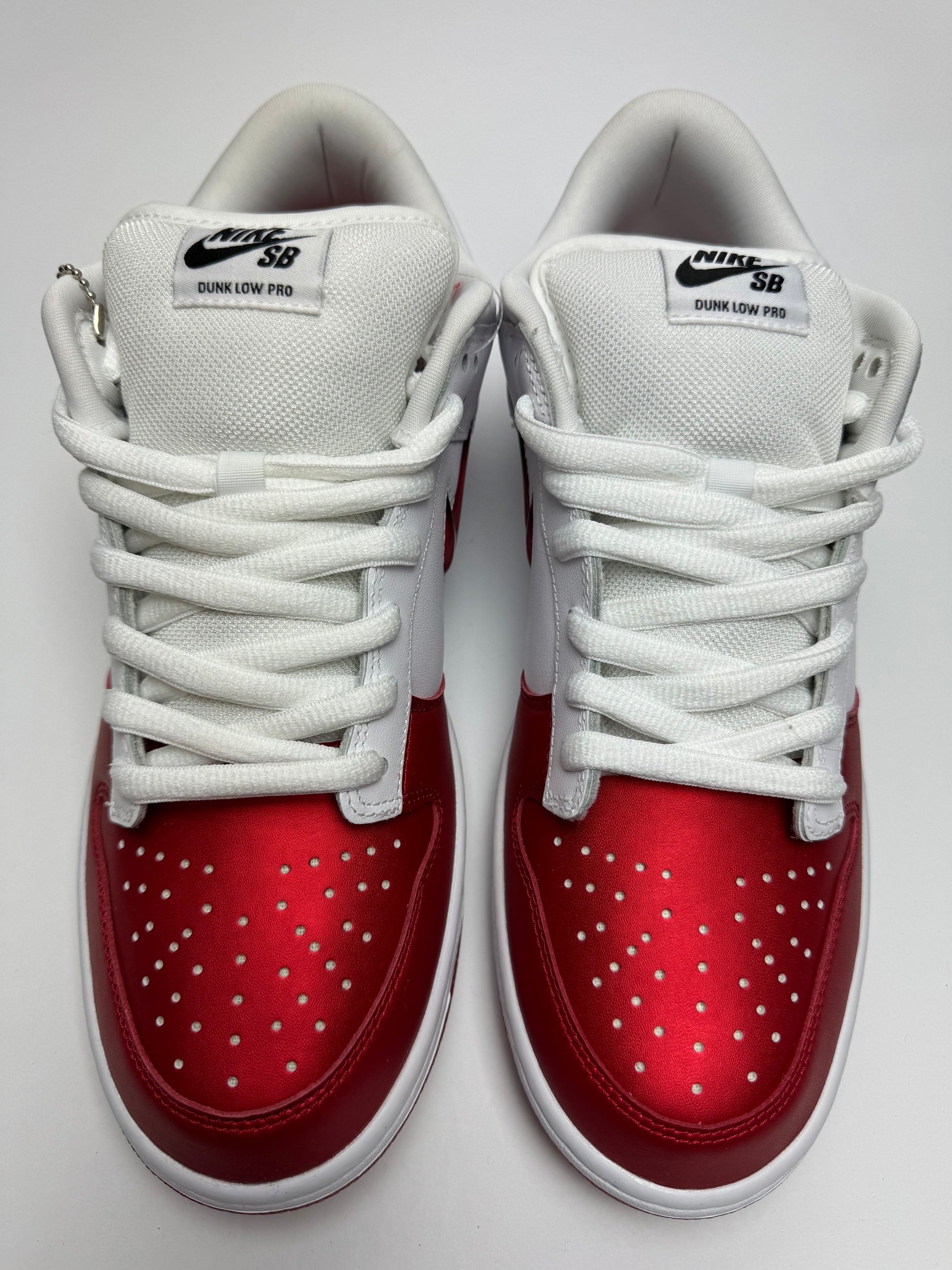 Detailansicht der Zunge – Nike SB Dunk Low Supreme Jewel Swoosh Red mit gepolsterter SB‑Zunge und gewebtem Label