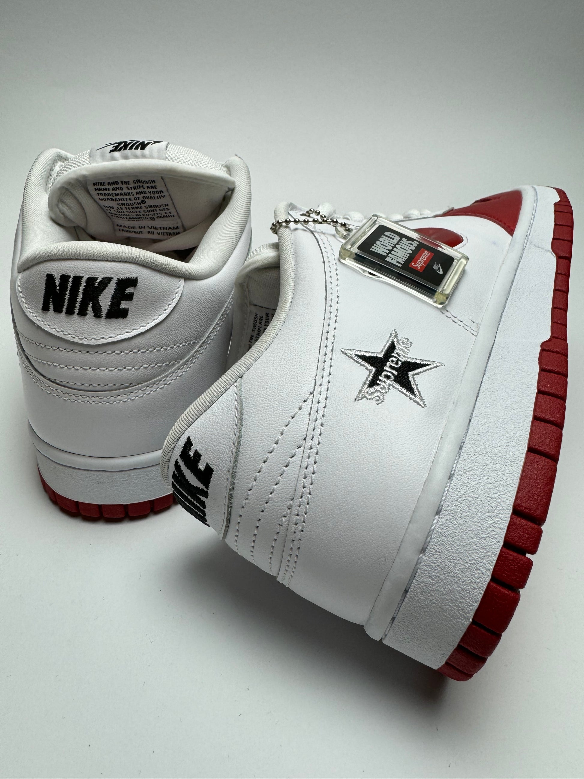 Rückansicht des Sneakers – Nike SB Dunk Low Supreme Jewel Swoosh Red mit Supreme‑Stern-Stickerei auf der Ferse