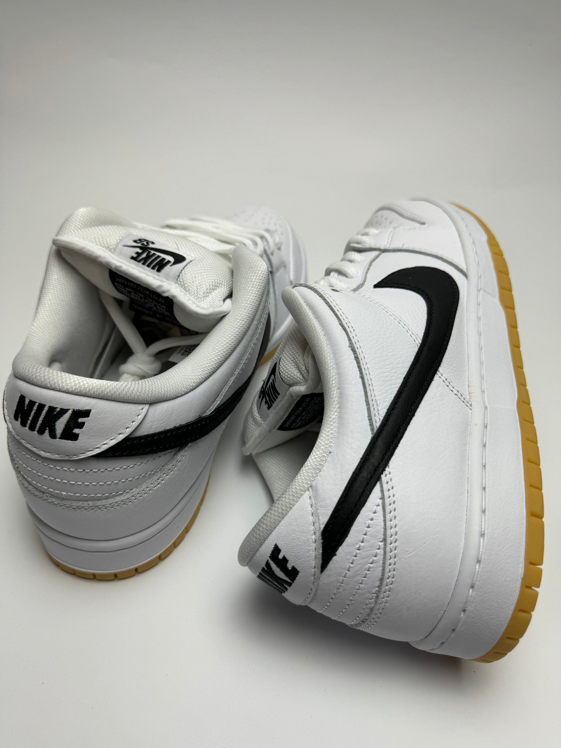 Close-Up der Zunge – gewebtes Nike SB-Label in Schwarz-Weiß auf gepolstertem Mesh