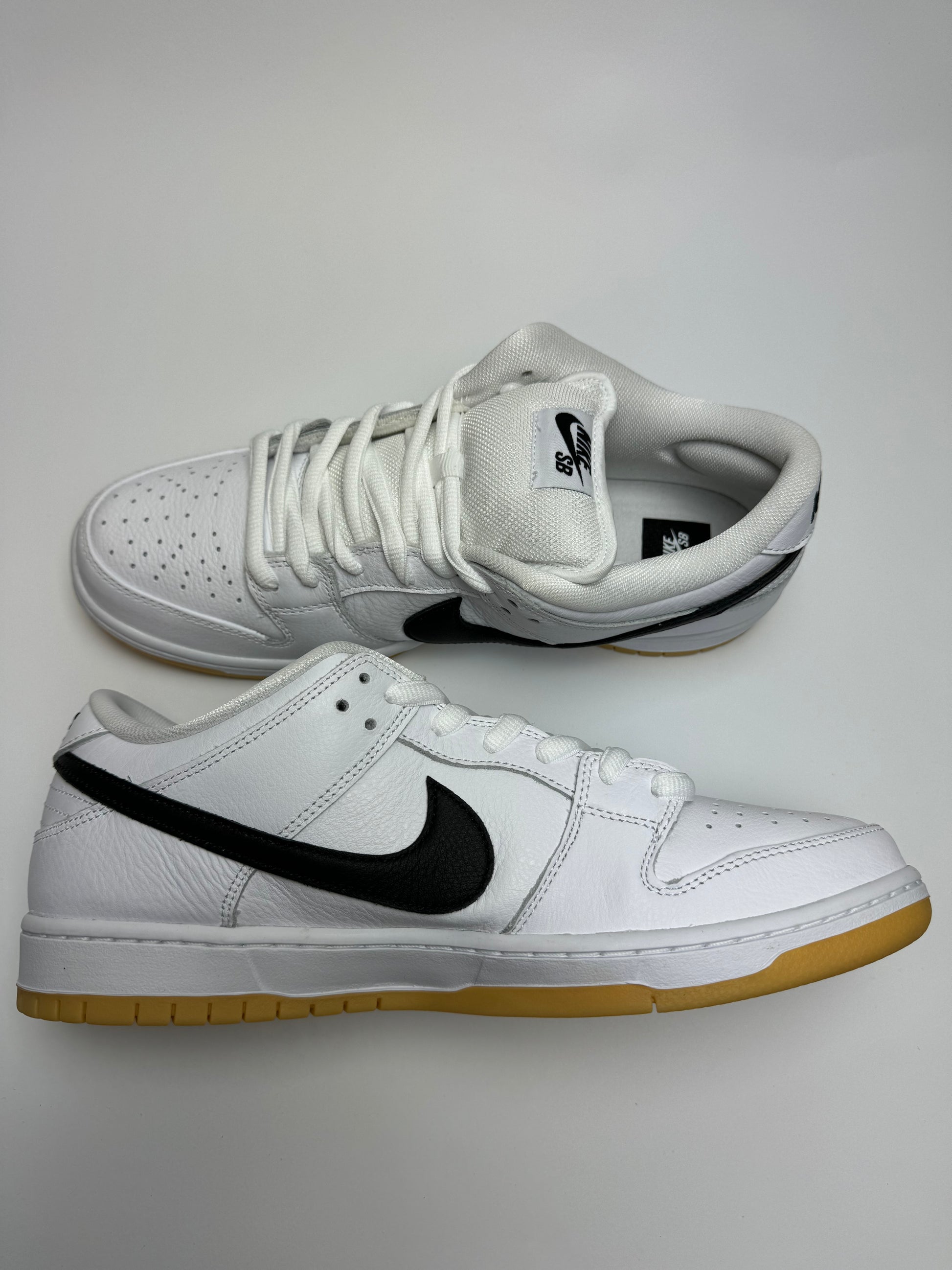 „Nike SB Dunk Low White Gum – Außenansicht mit perforierter Toebox und kontrastierender Gum-Outsole“