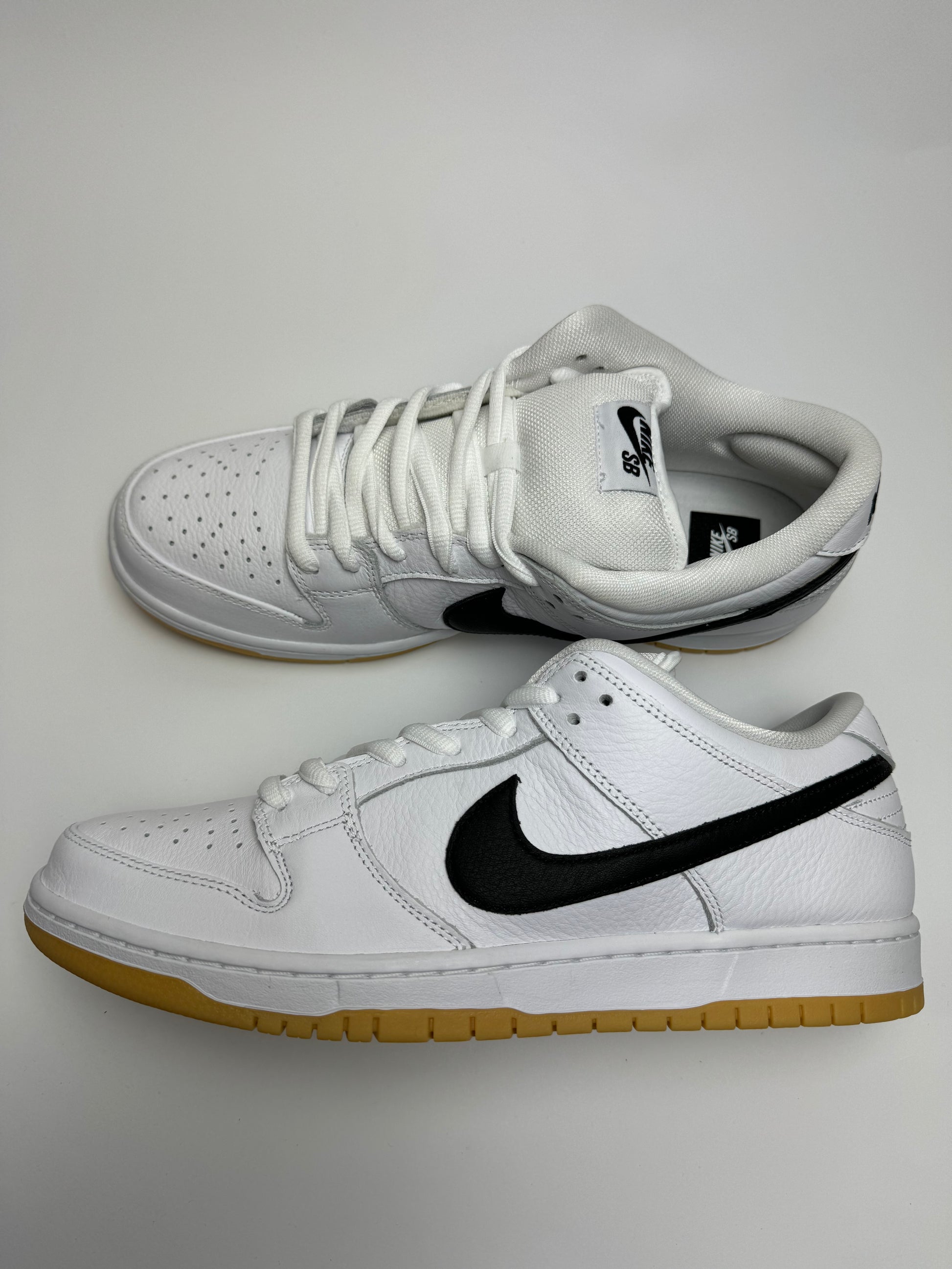 Nike SB Dunk Low White Gum – Seitenansicht mit cleanem weißen Leather-Upper und klassischem Swoosh