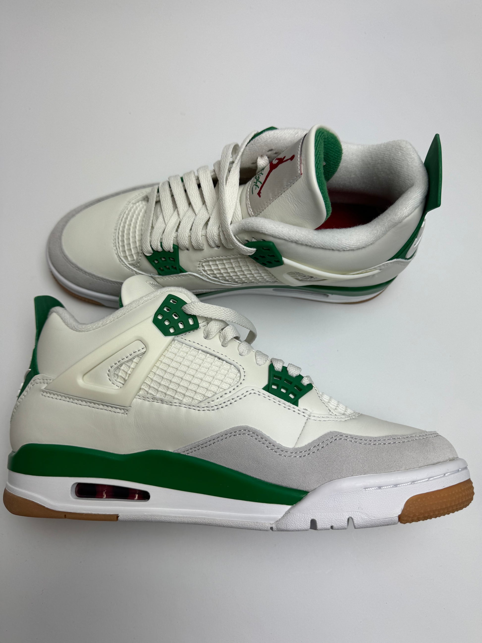 SB × AJ4 Pine Green – linke Ansicht: weißer Midsole mit Pine Green-Zone und klassischer Gum-Außensohle