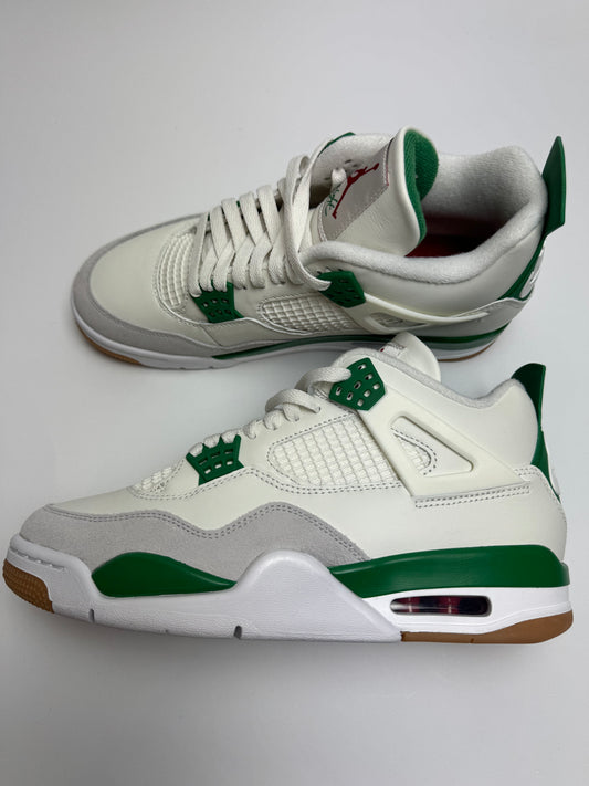 SB × AJ4 Pine Green – rechte Seitenansicht: weißes Leder-Upper mit Neutral Grey-Suede-Overlays und Pine Green-Akzenten an Eyelets