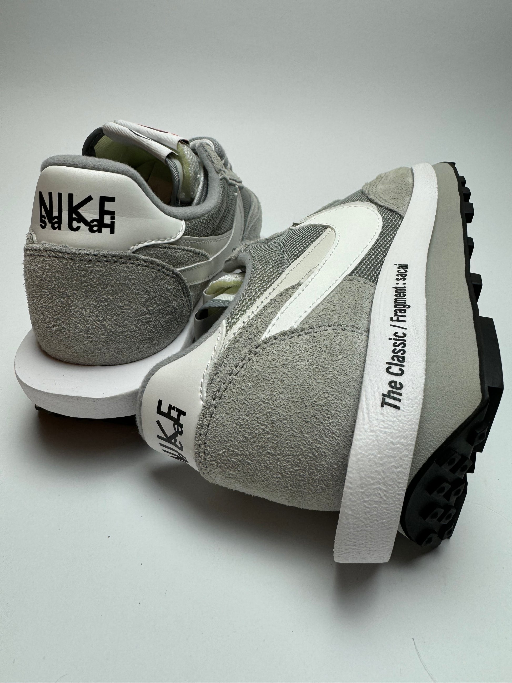 Rückansicht des Sneakers – LD Waffle sacai Fragment mit gedoppelter Mittelsohle, sacai- und Fragment-Branding und teiltransparentem Waffel-Outsole-Design