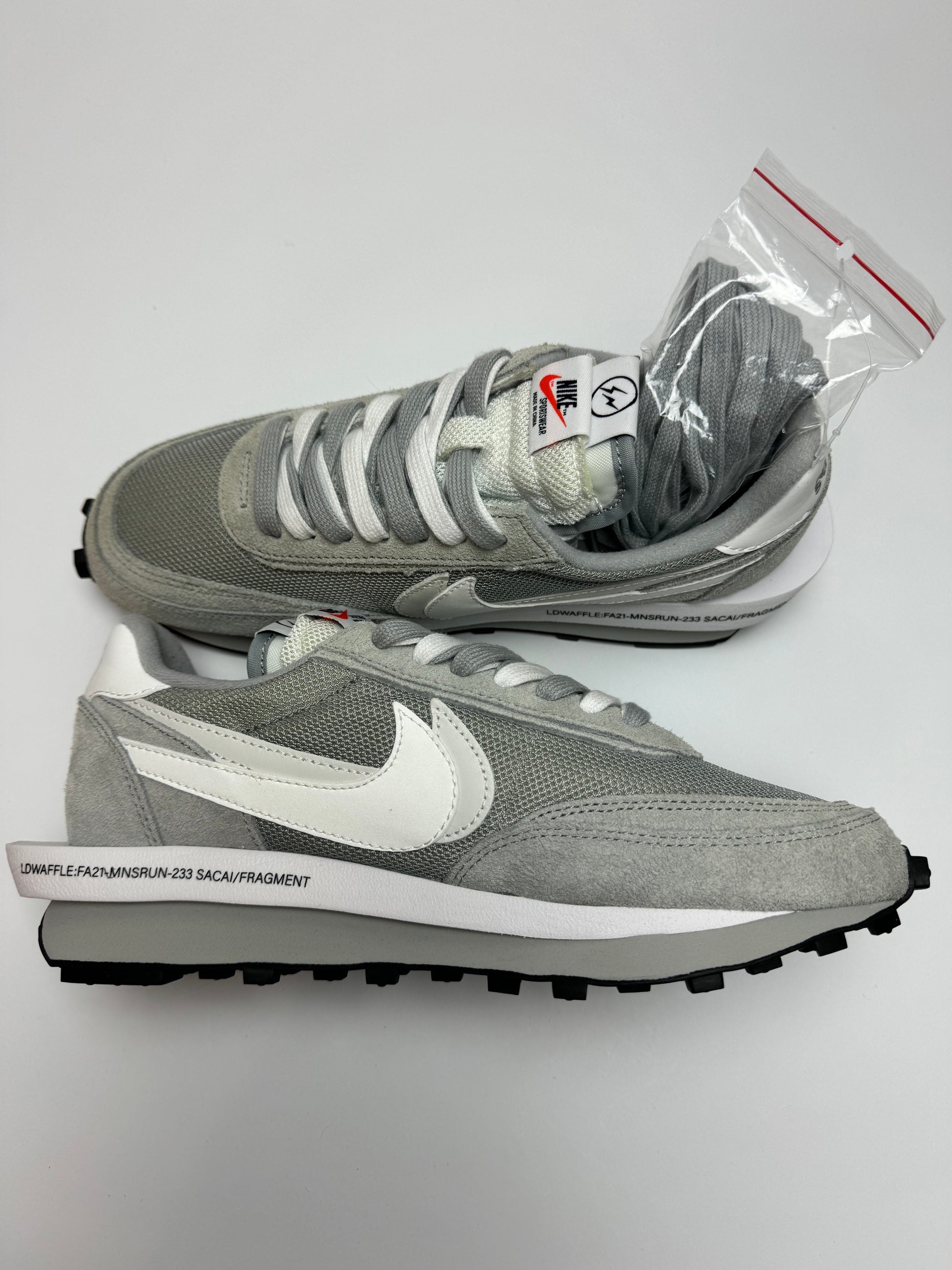 Nike LD Waffle sacai Fragment – linke Außenseite mit doppeltem weißen Leather-Swoosh und reflektierendem Fragment-Stitch-Detail