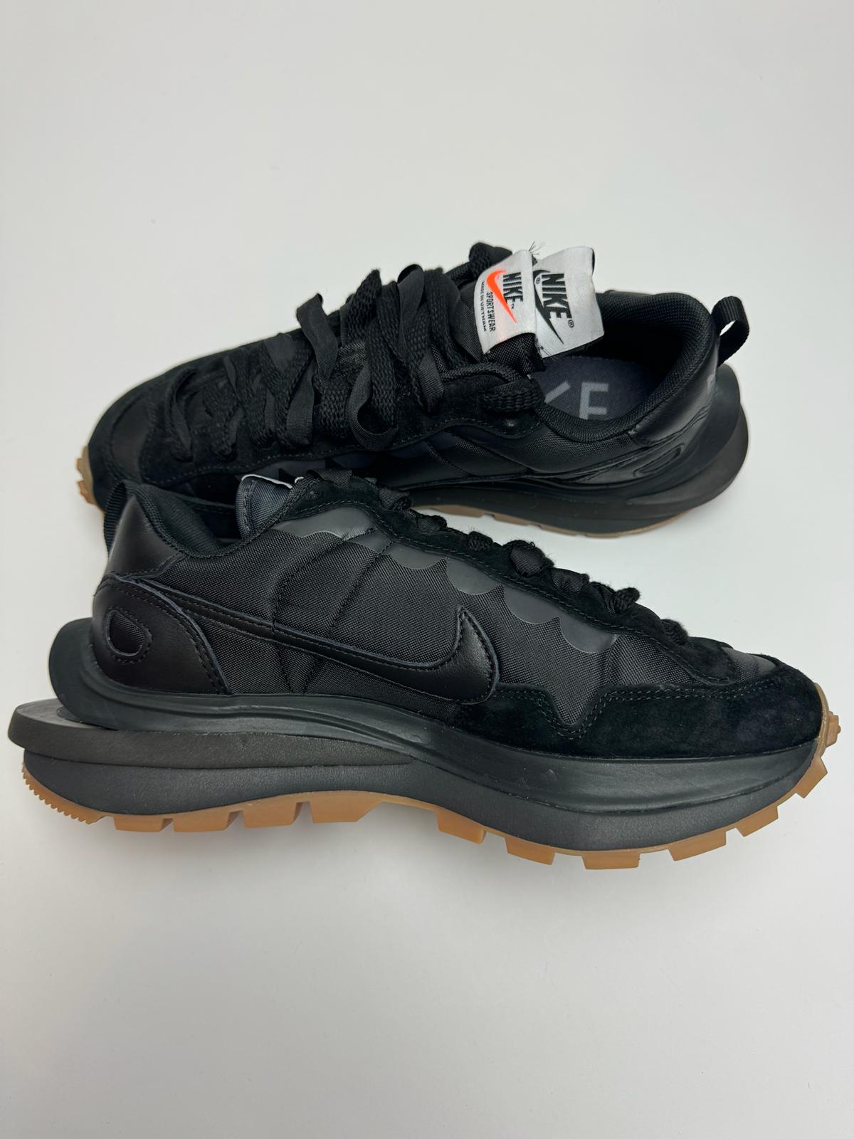 Nike Vaporwaffle Sacai Black/Gum – linke Außenseite mit doppeltem Swoosh und typischem Sacai-Branding