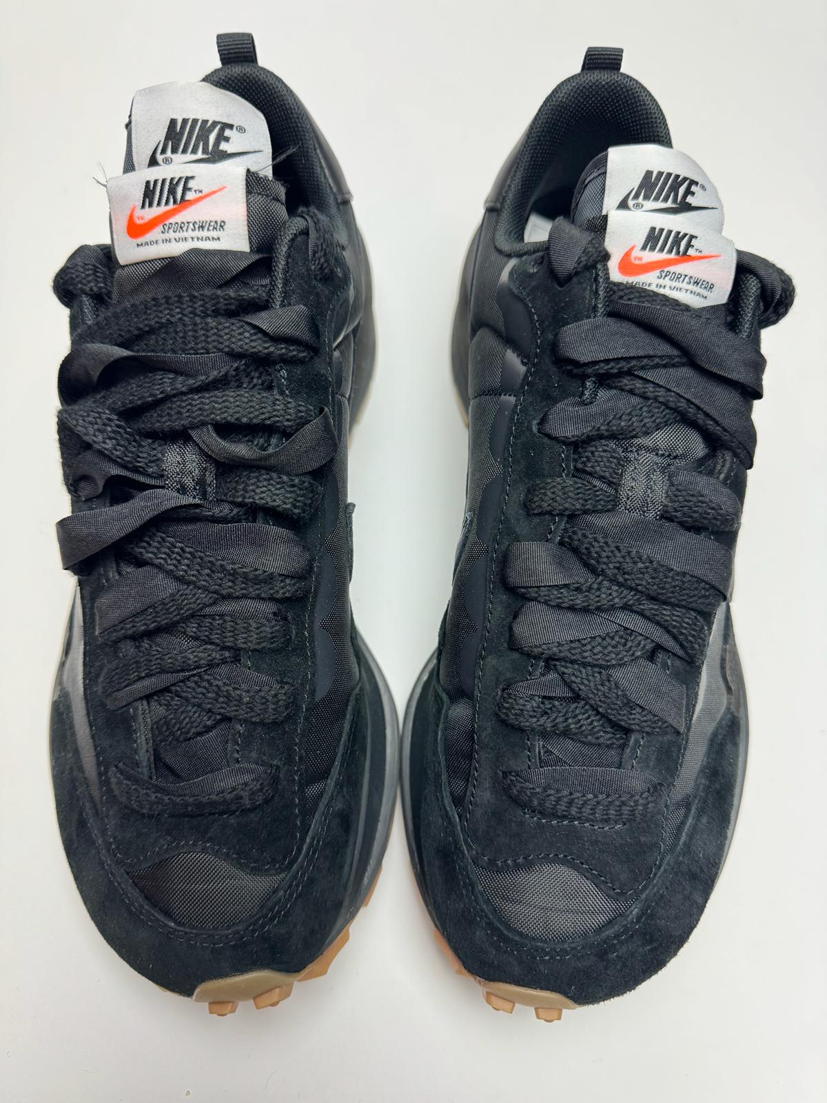 Detailansicht der Zunge – Nike Vaporwaffle Sacai Black/Gum mit Secondary-Bungee-Schnürung und Zungenlabel