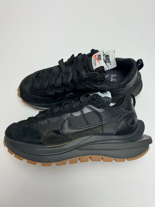 Nike Vaporwaffle Sacai Black/Gum – rechte Seitenansicht mit schwarzem Mesh-Upper und Wildleder-Overlays