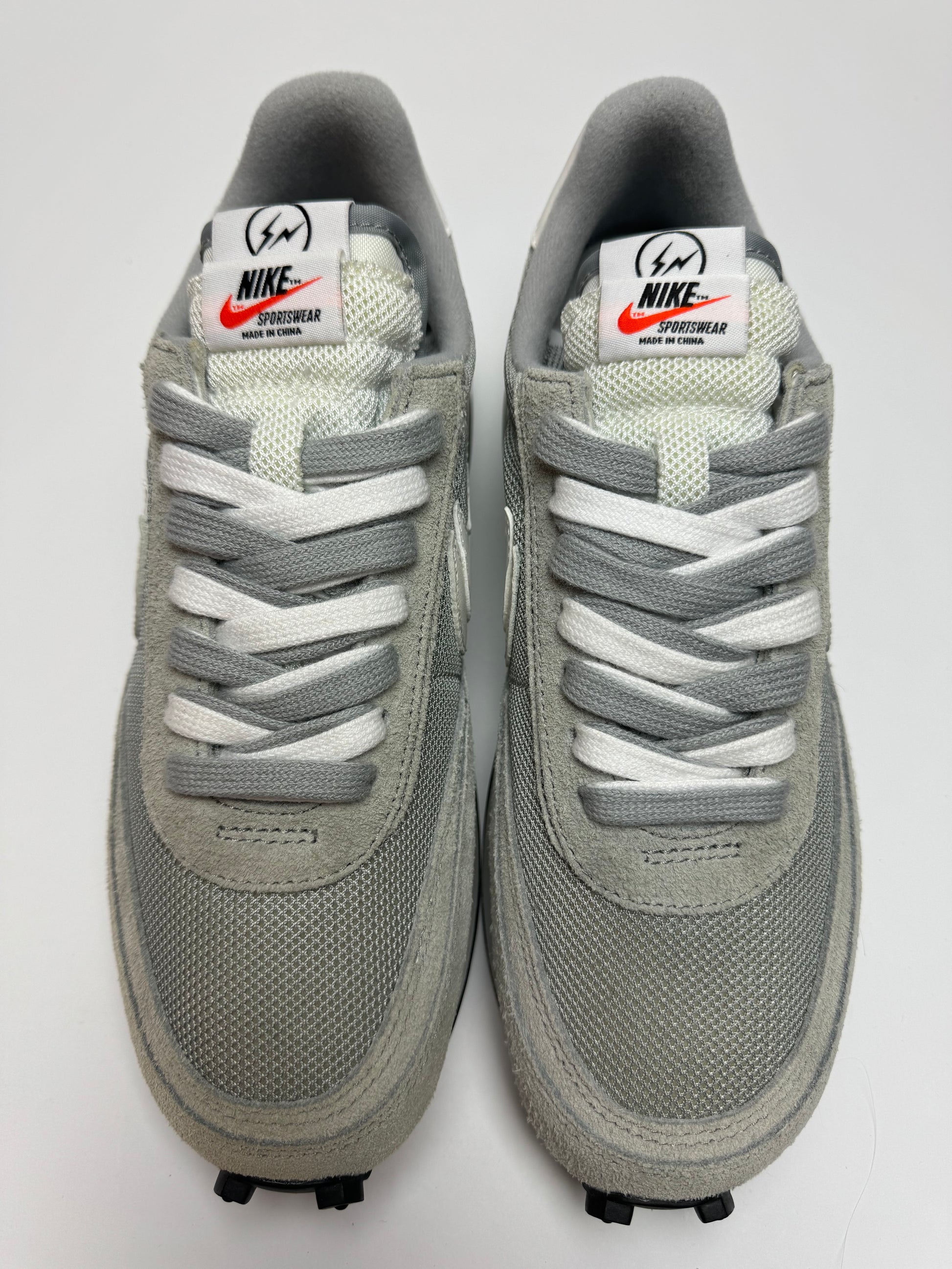 Detailansicht der Zunge – LD Waffle sacai Fragment mit doppelter Zunge und gewebeversiegeltem Nike- & Fragment‑Label