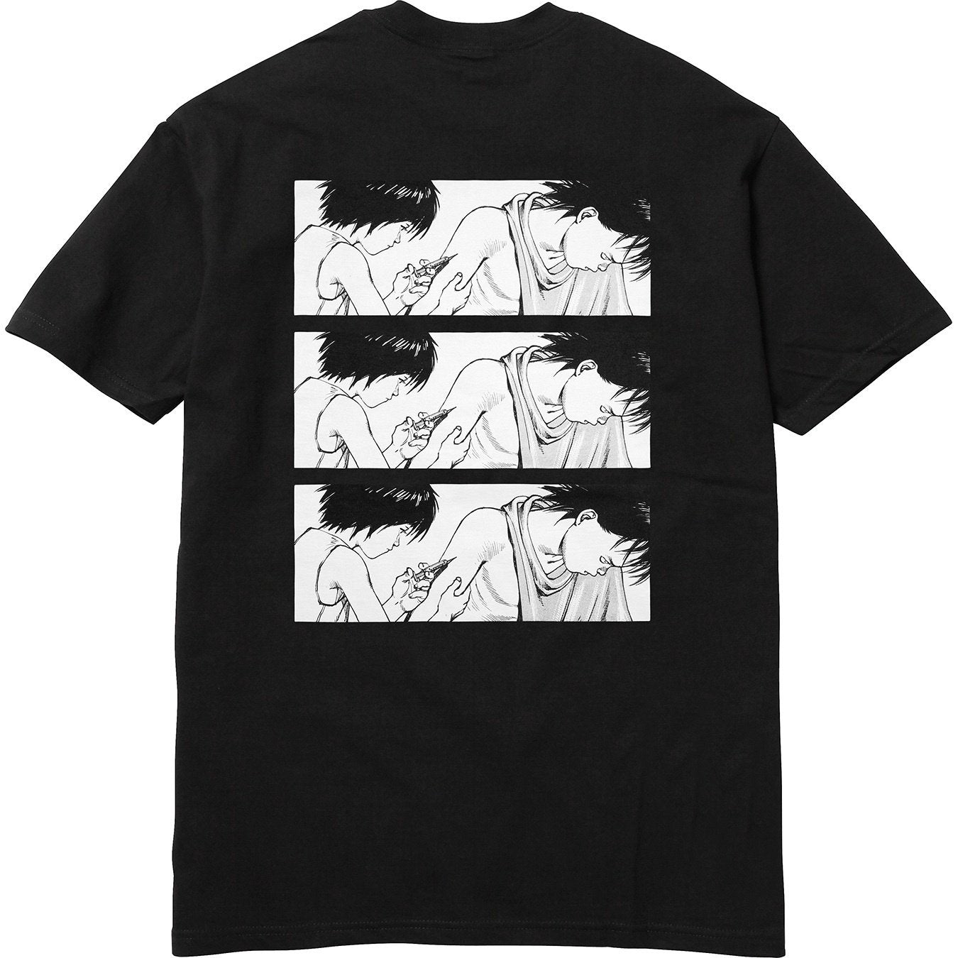 Supreme AKIRA Syringe Tee Black Seitenansicht – schwarzes T-Shirt mit Frontprint Anime Szene