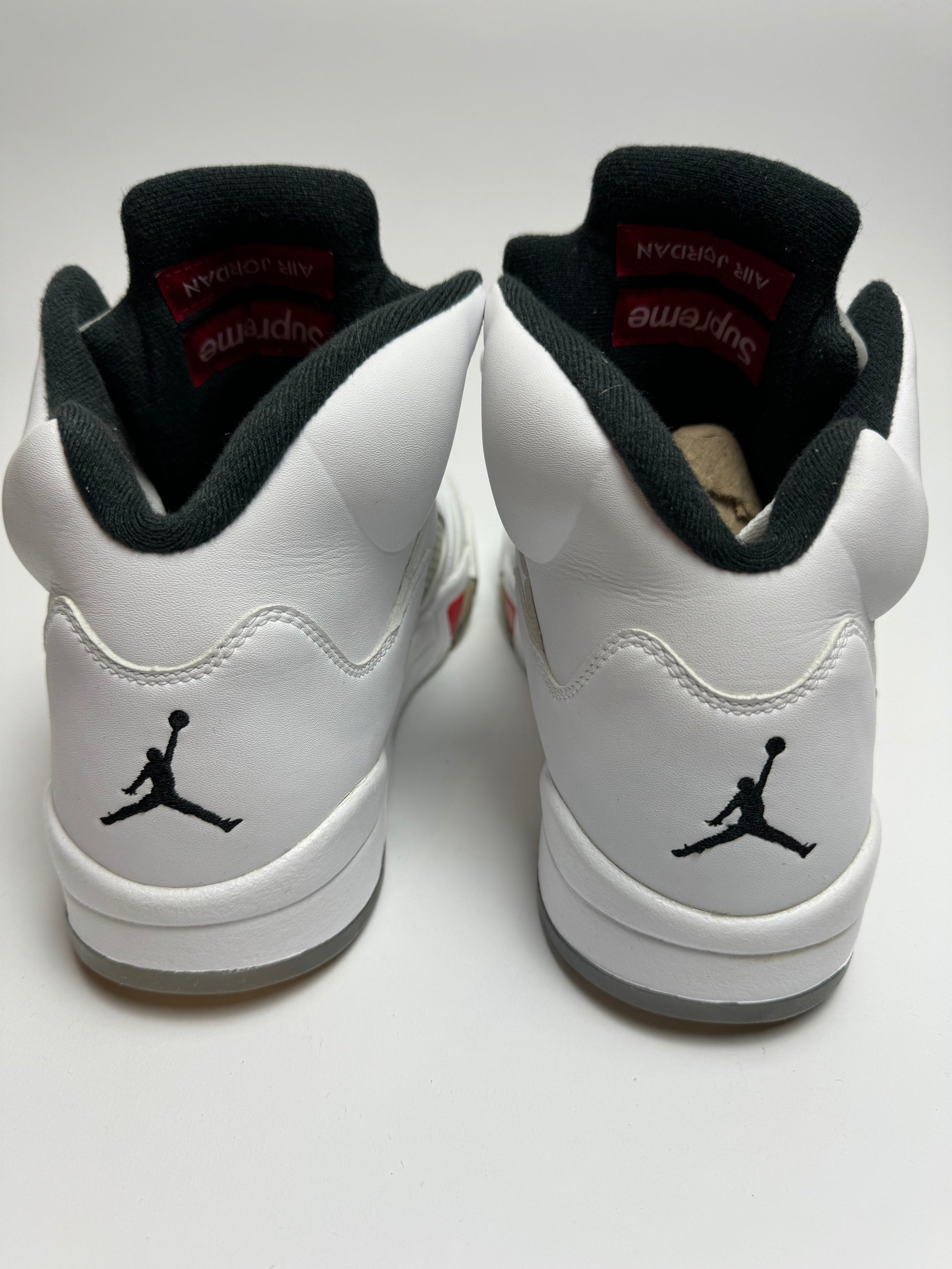 Rückansicht des Sneakers – schwarzer Heel-Tab mit Jumpman-Logo und polsterndem Kragen