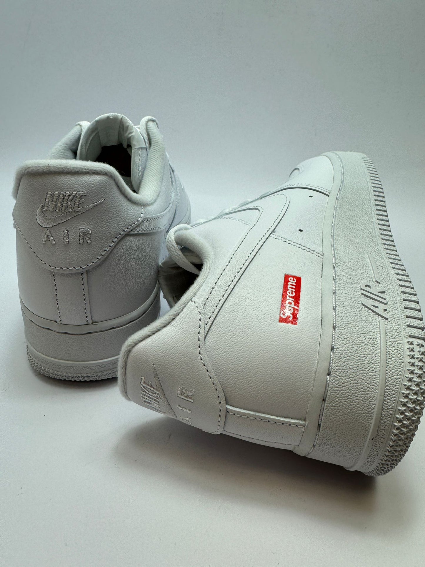 Nike Air Force 1 Low Supreme White – Rückansicht mit Nike und Supreme Logos