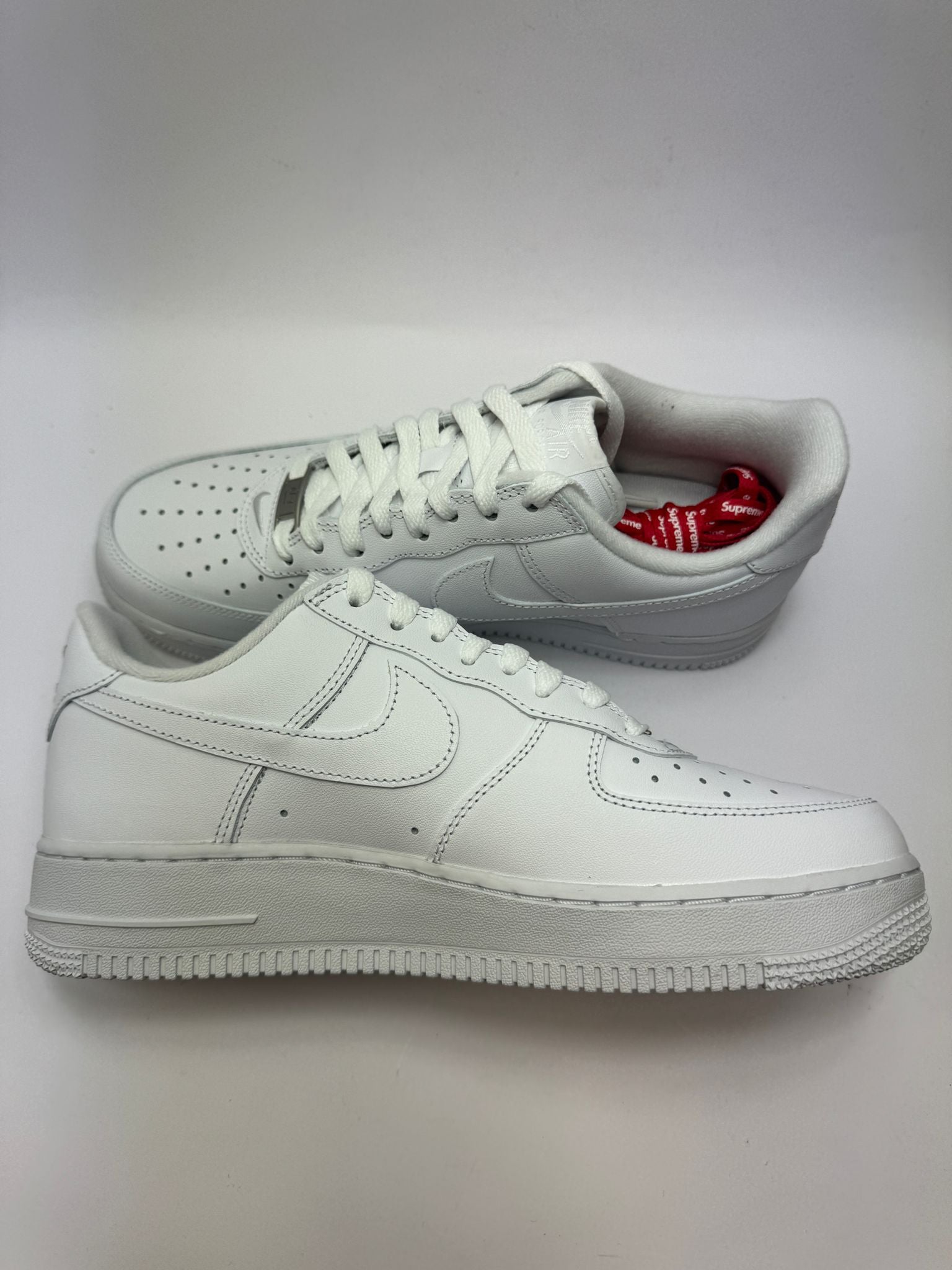 Nike Air Force 1 Low Supreme White – linke Außenseite mit dezenter Supreme Branding
