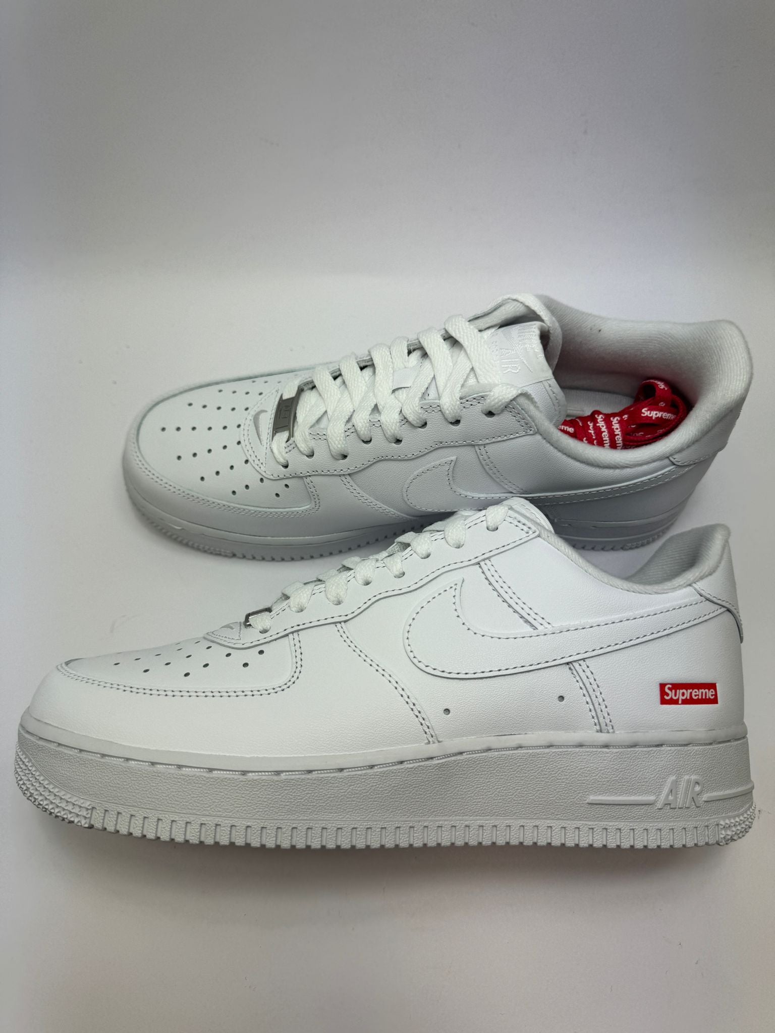 Nike Air Force 1 Low Supreme White – rechte Seitenansicht mit weißem Premium-Leder