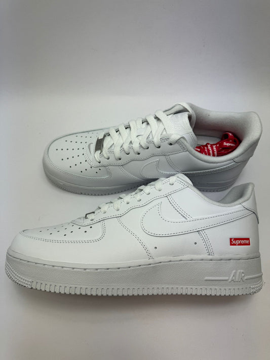 Nike Air Force 1 Low Supreme White – rechte Seitenansicht mit weißem Premium-Leder