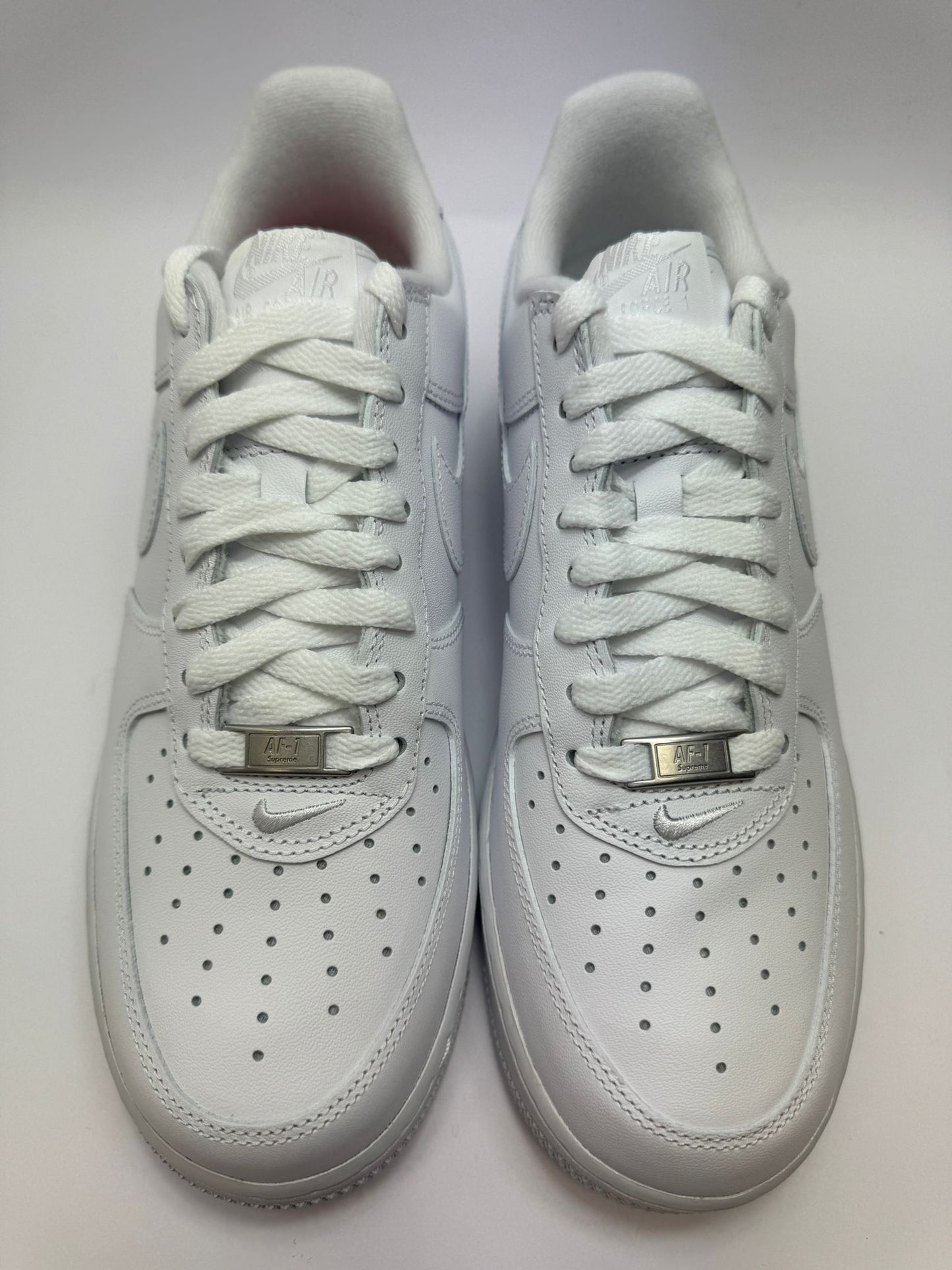 Detailansicht der Zunge – Nike Air Force 1 Low Supreme White mit Supreme Logo