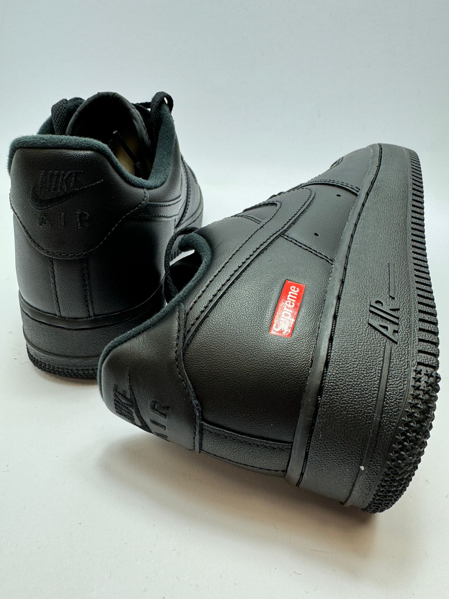 Nike Air Force 1 Low Supreme Black – Rückansicht mit Nike und Supreme Logos
