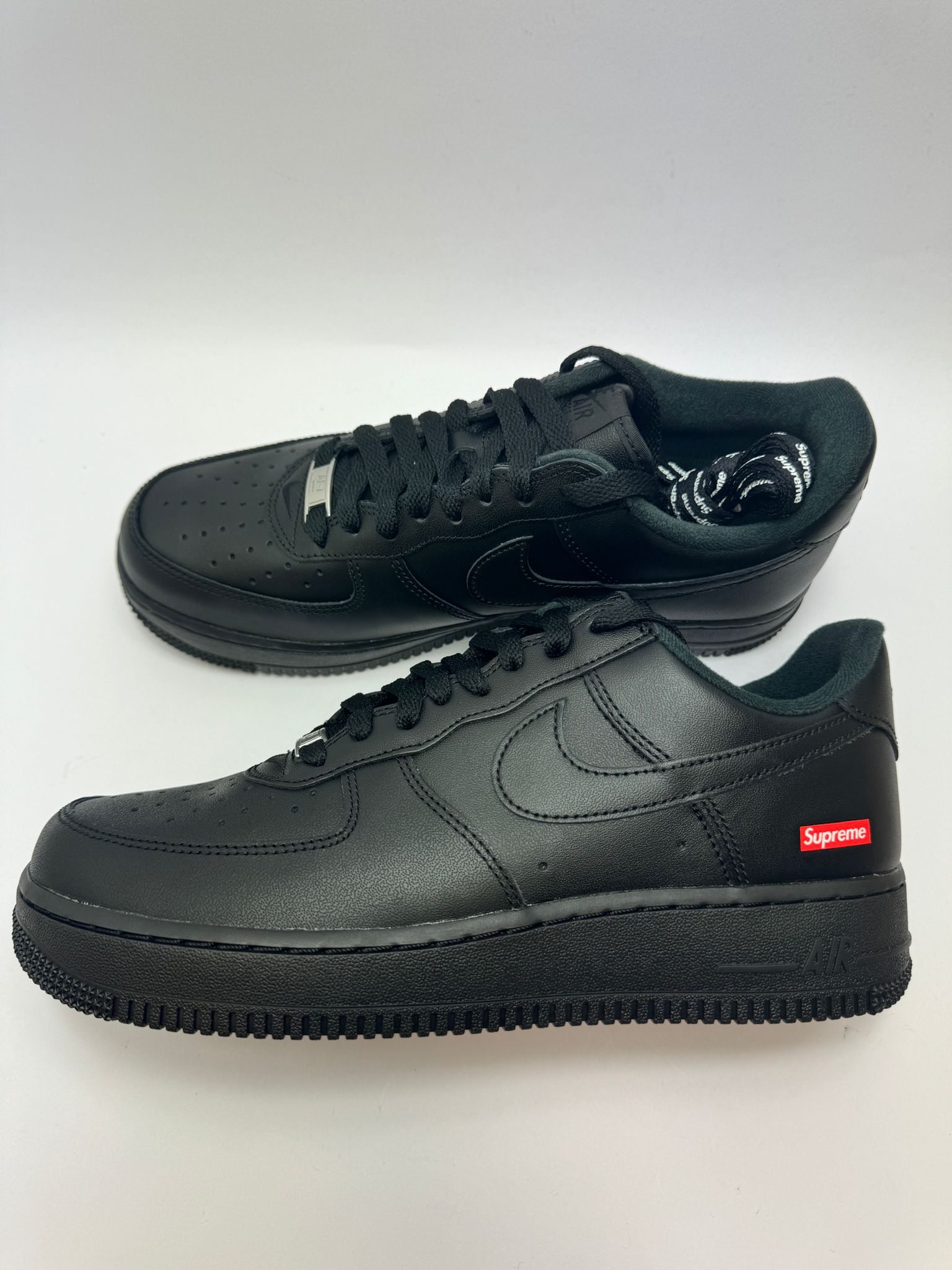 Nike Air Force 1 Low Supreme Black – rechte Seitenansicht mit schwarzem Premium-Leder