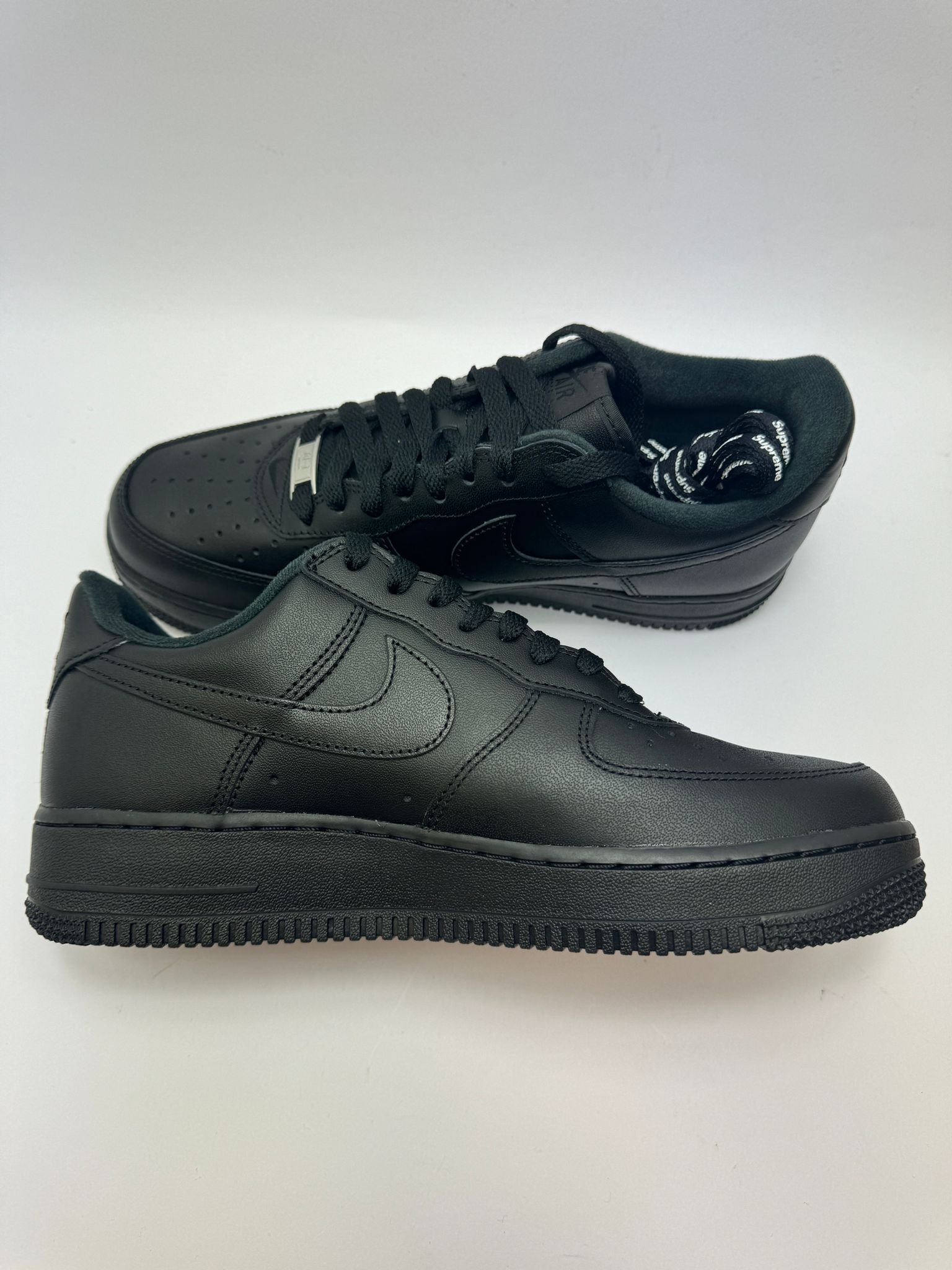 Nike Air Force 1 Low Supreme Black – linke Außenseite mit ikonischem Supreme Branding
