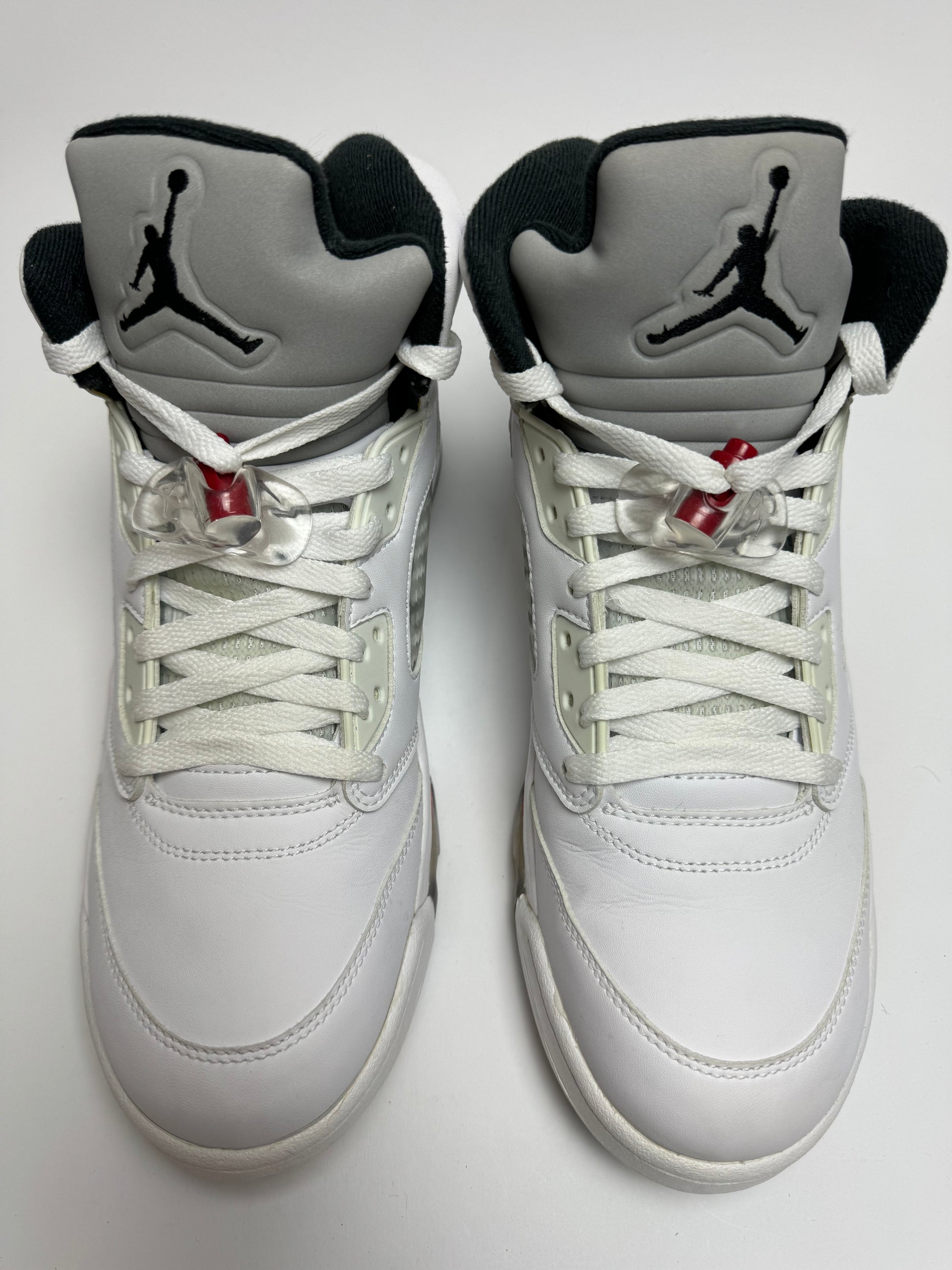 Detailansicht der Zunge – Supreme x AJ5 mit reflektierendem silbernen Tongue‑Tag ‚94