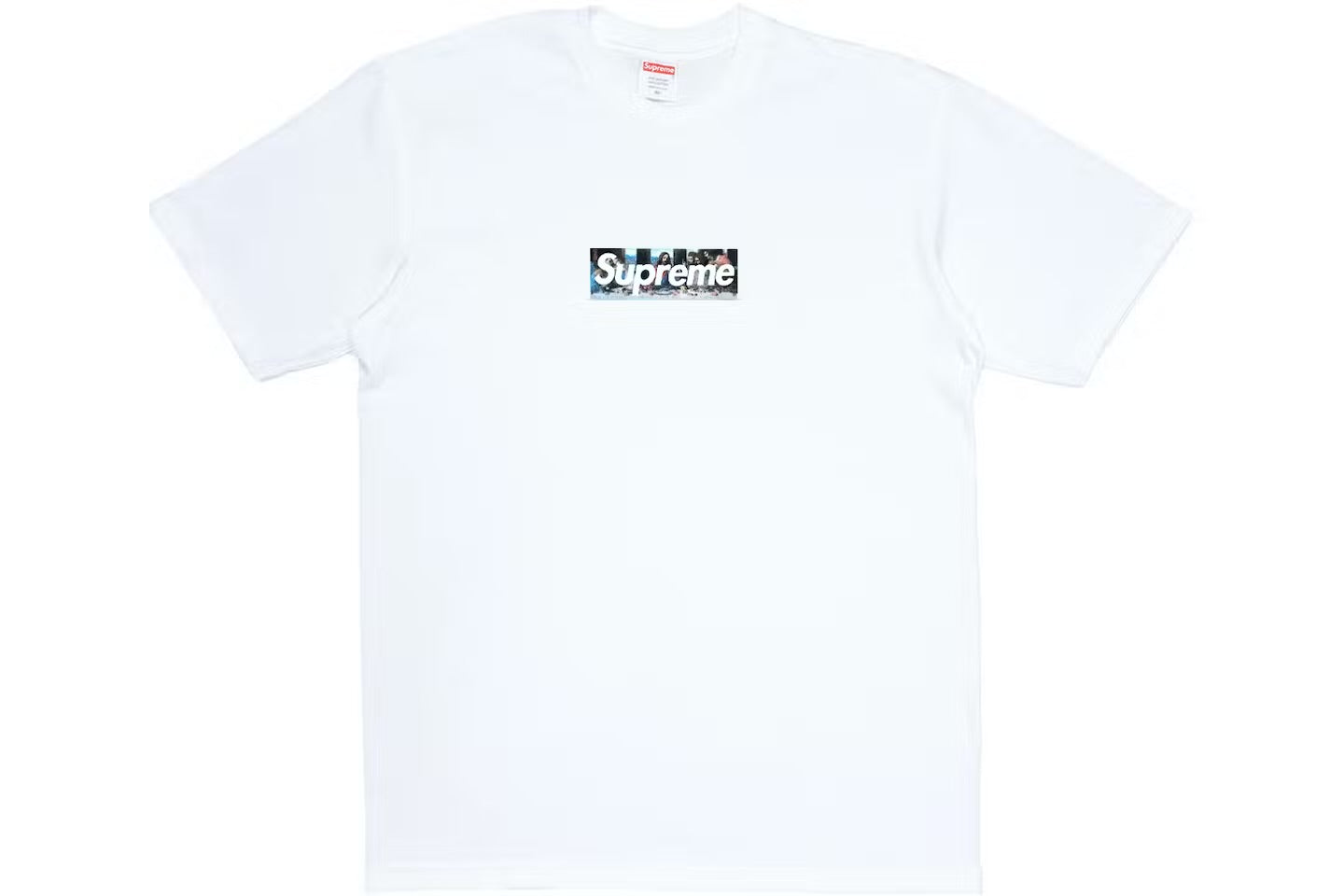 Supreme Milan Box Logo Tee – Frontdetail: rote Box-Logo-Grafik mit Leonardo da Vinci’s ‚Letztes Abendmahl‘ im Hintergrund