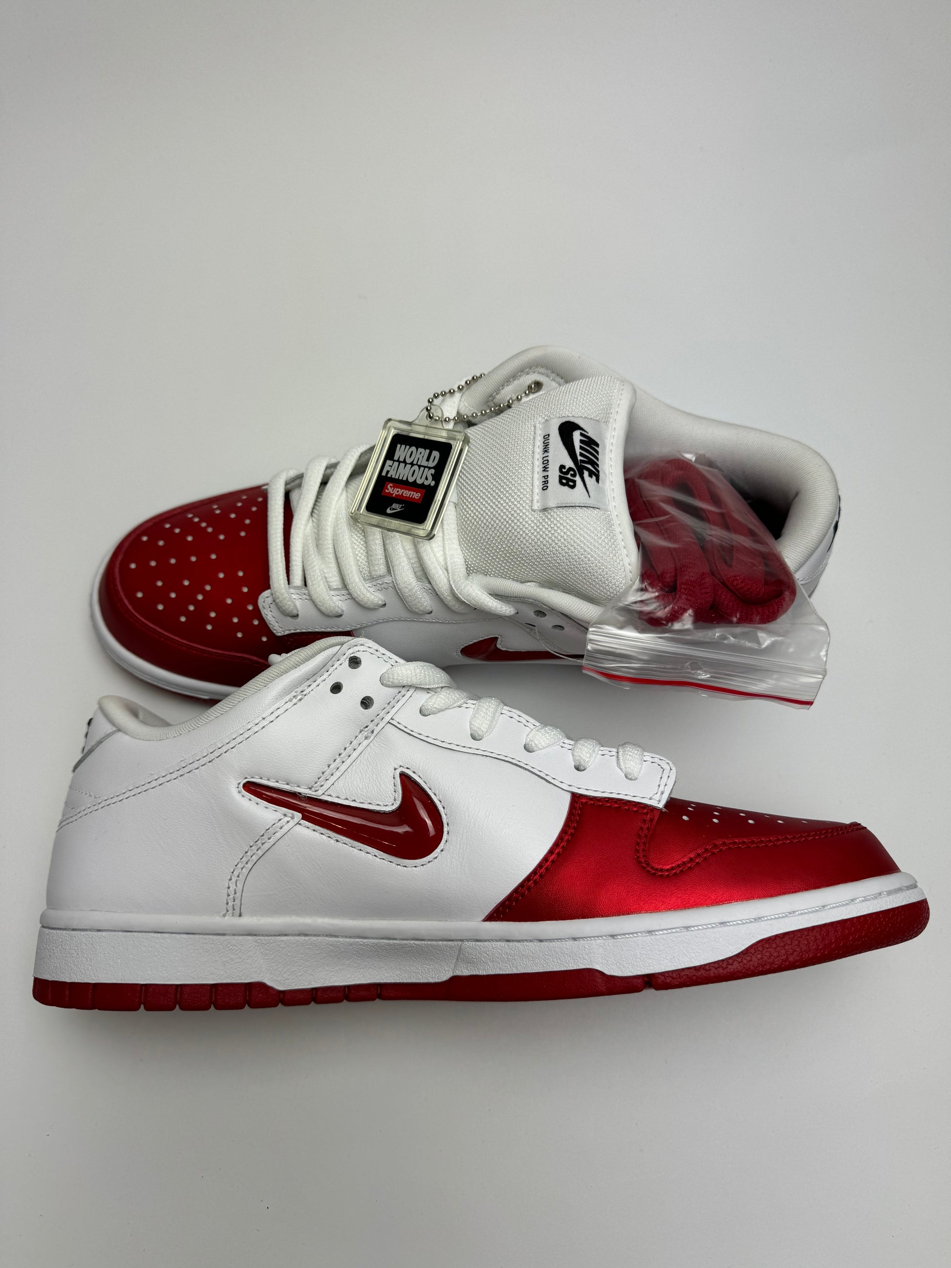 Nike SB Dunk Low Supreme Jewel Swoosh Red – linke Außenseite mit rotem Jewel‑Swoosh und weißem Leder-Panel