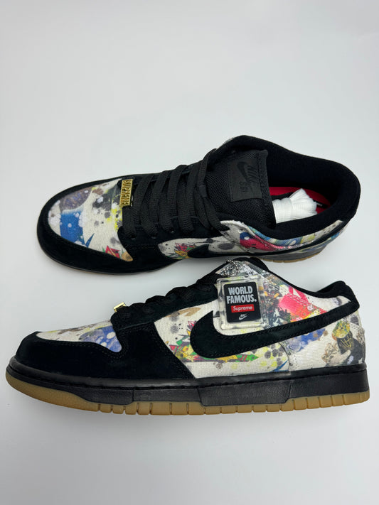 Nike SB Dunk Low Supreme Rammellzee – rechte Seitenansicht mit schwarz bedrucktem Canvas-Upper und farbiger Rammellzee-Graffiti-Kunst