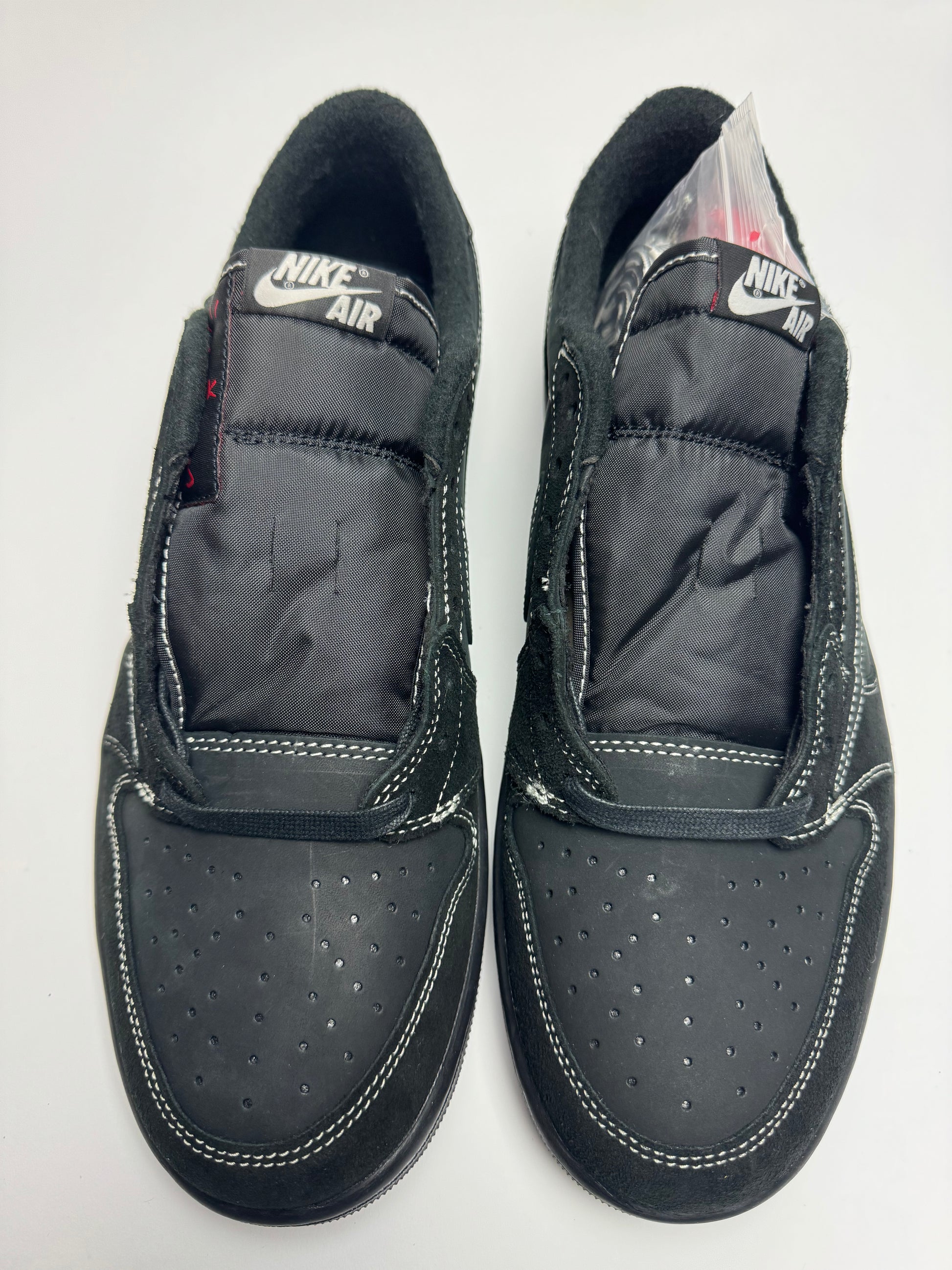 Detailansicht der Zunge – Cactus Jack Logo auf rotem Tongue‑Tag, gepolsterte Zunge in Schwarz