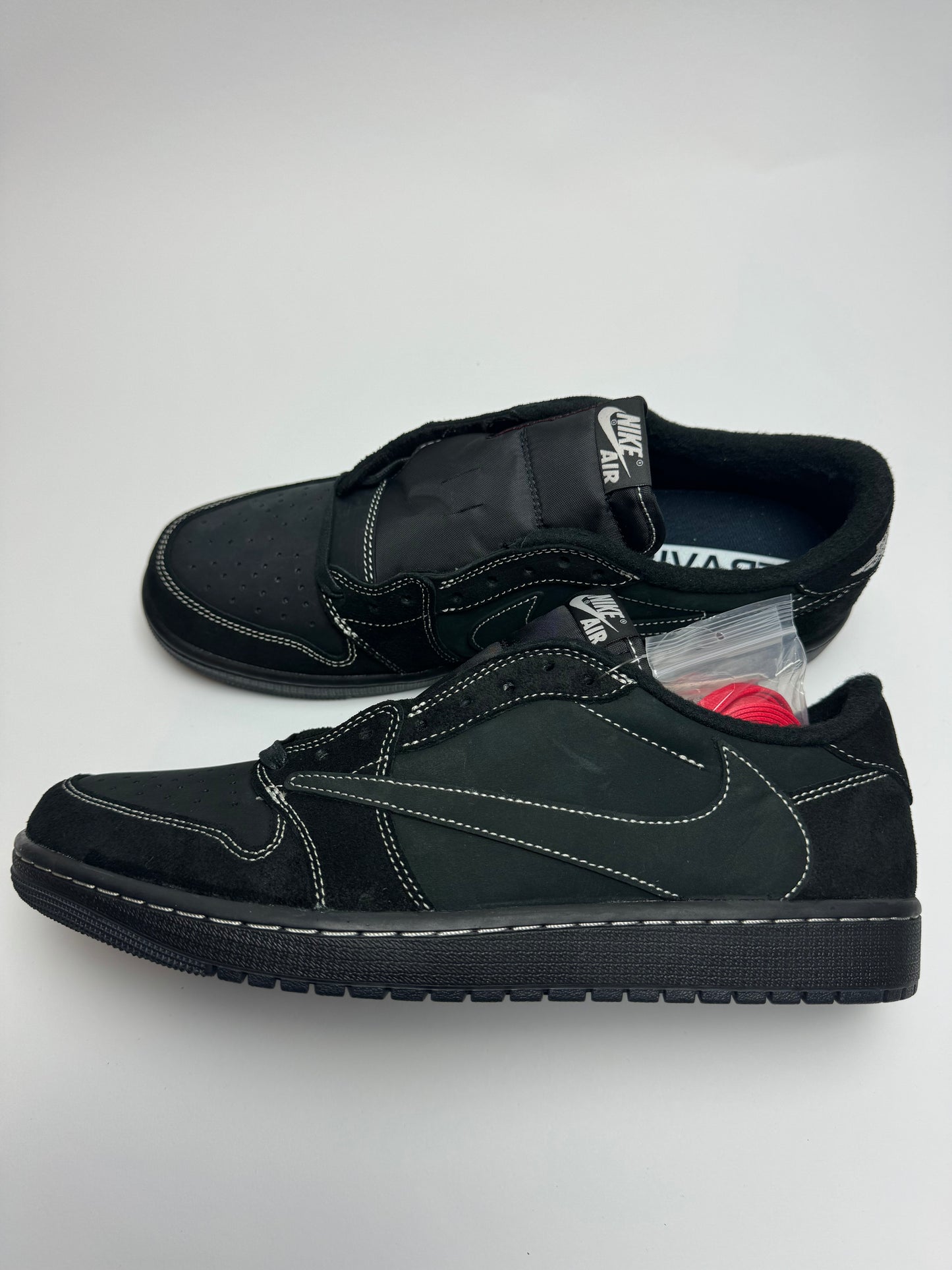 Travis Scott AJ1 Low Black Phantom – rechte Ansicht mit schwarzem Nubuck Upper und tonalen Suede-Overlays