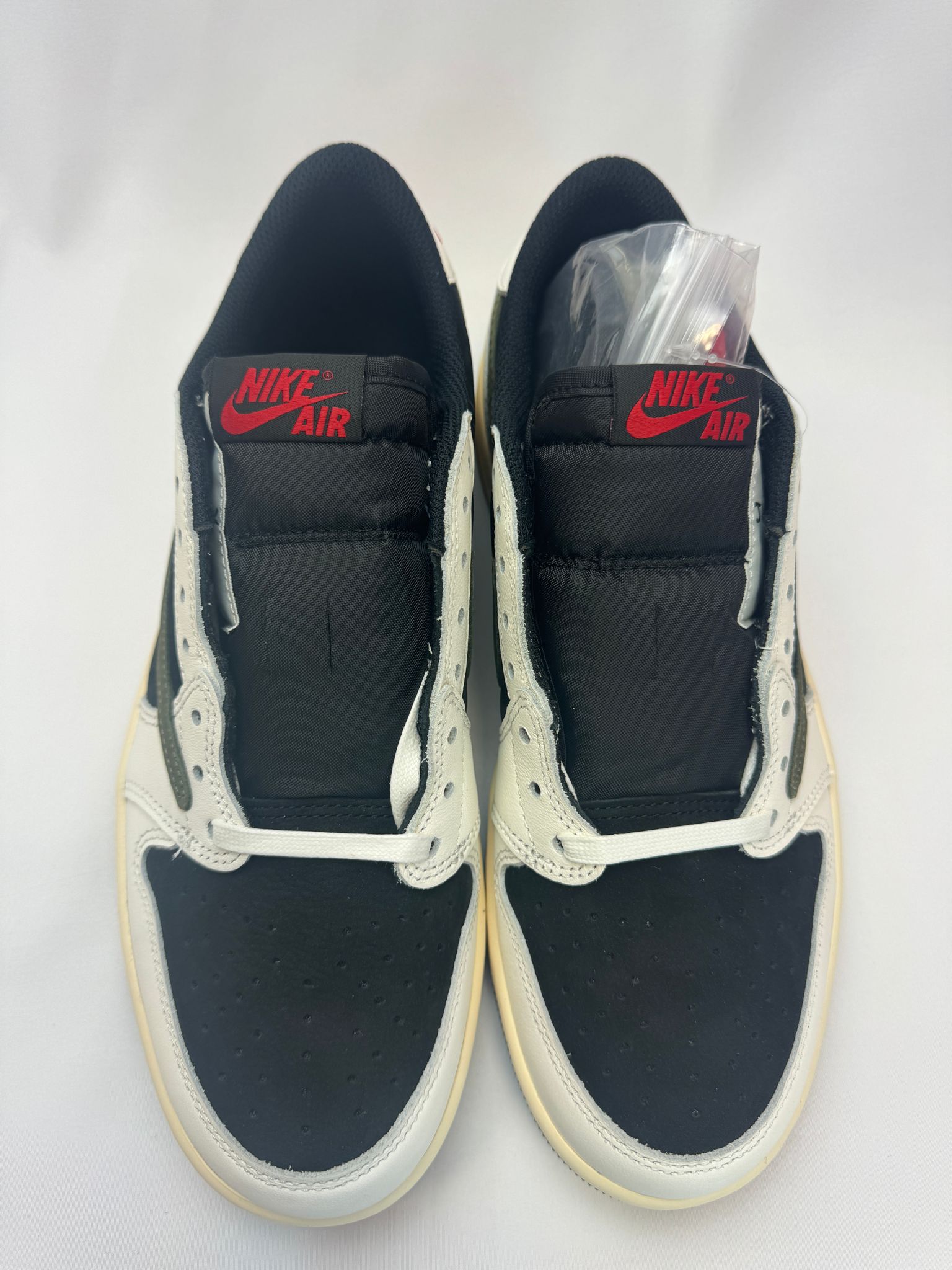 Detailansicht der Zunge – Cactus Jack Tongue-Tag in Rot auf weißem Nylon mit gepolstertem Innenfutter