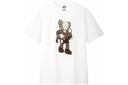 Uniqlo KAWS Slate Tee – Vorderansicht mit Stoffgrund in Steingrau und subtil erkennbarem KAWS‑Motiv in Slate‑Farbton
