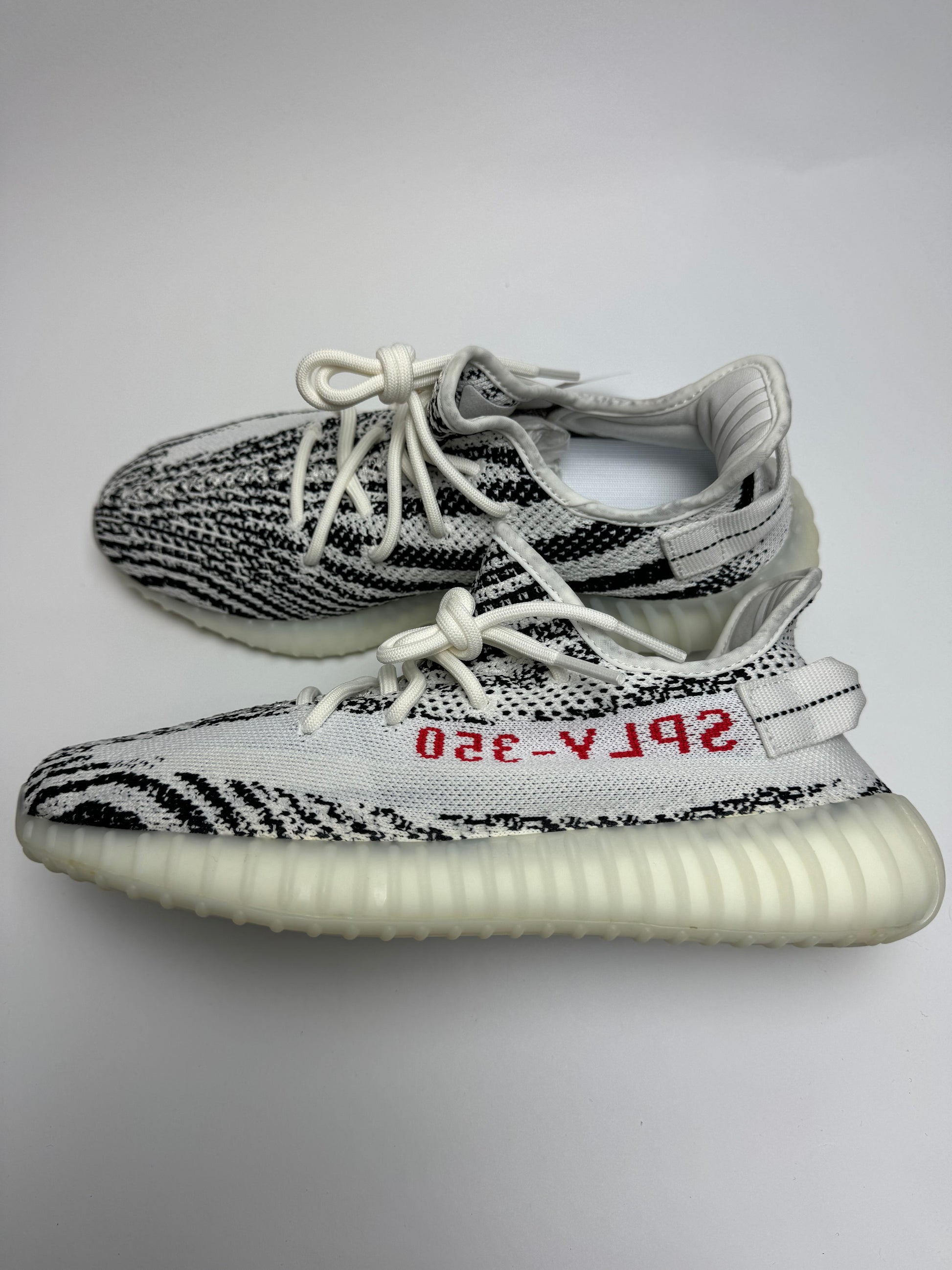 Yeezy Boost 350 V2 Zebra – rechte Seitenansicht mit weißem Primeknit-Upper und markanten schwarzen Zebra-Streifen