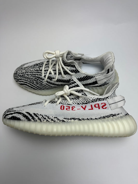 Yeezy Boost 350 V2 Zebra – rechte Seitenansicht mit weißem Primeknit-Upper und markanten schwarzen Zebra-Streifen
