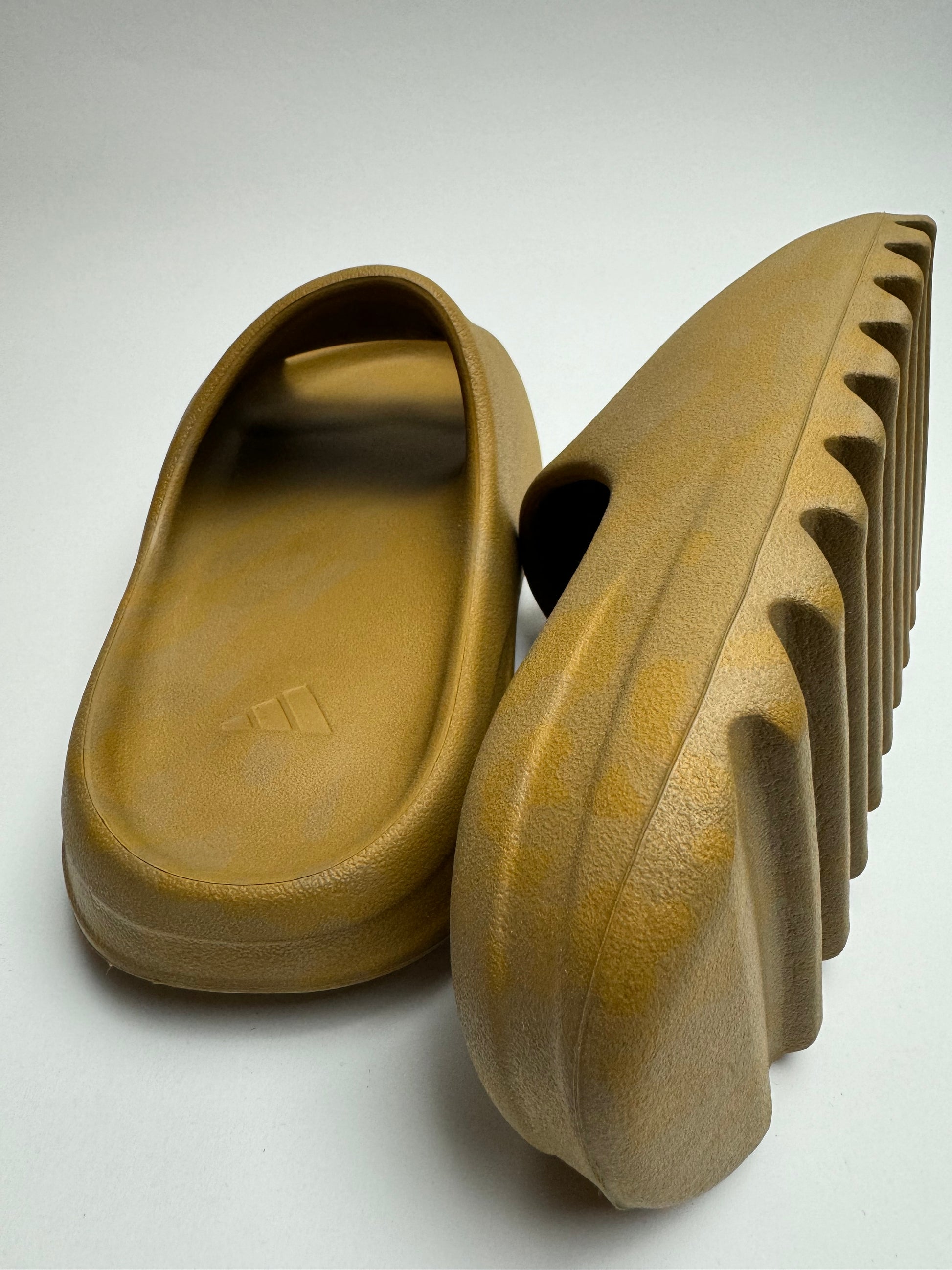 Yeezy Slide Ochre – Perspektive von oben mit weichem Fußbett und minimalistischer Form