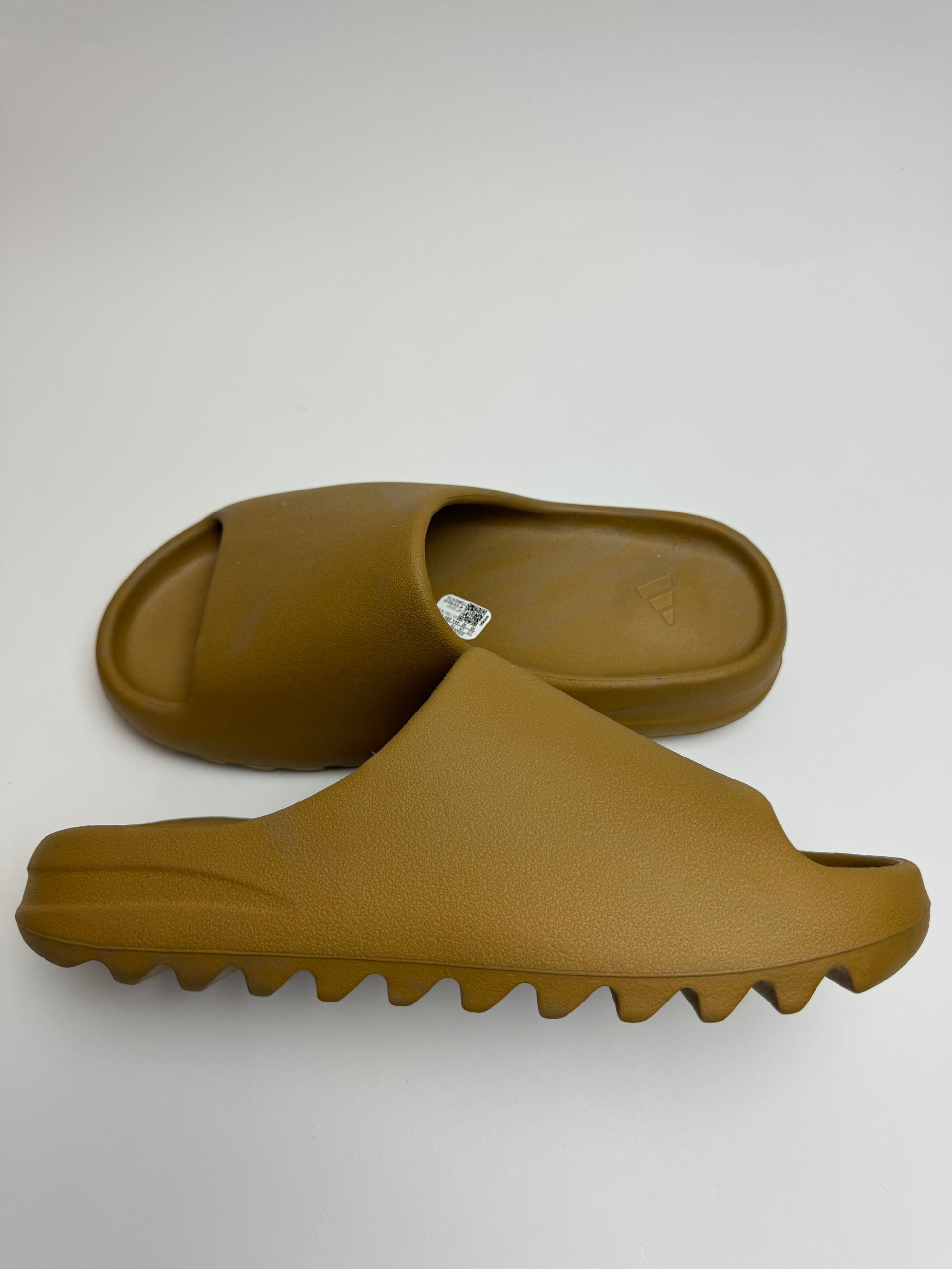 Yeezy Slide Ochre – Detailaufnahme der strukturierten Oberfläche und tiefen Rillen