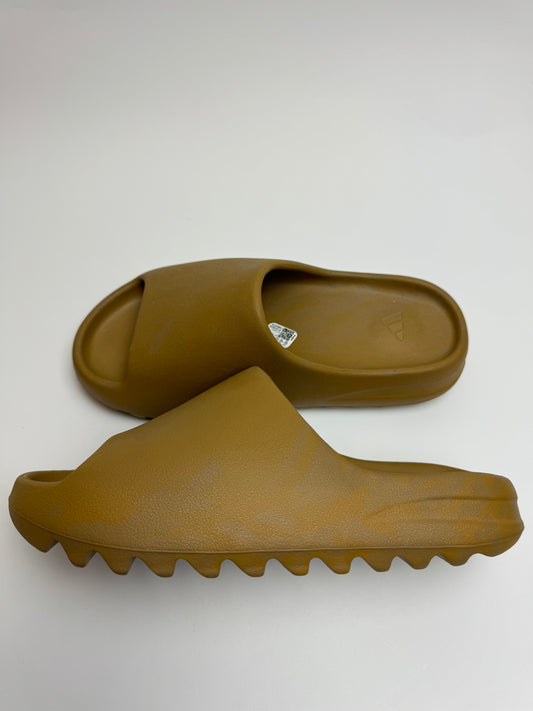 Yeezy Slide Ochre – Seitenansicht mit monochromer, erdiger Farbgebung