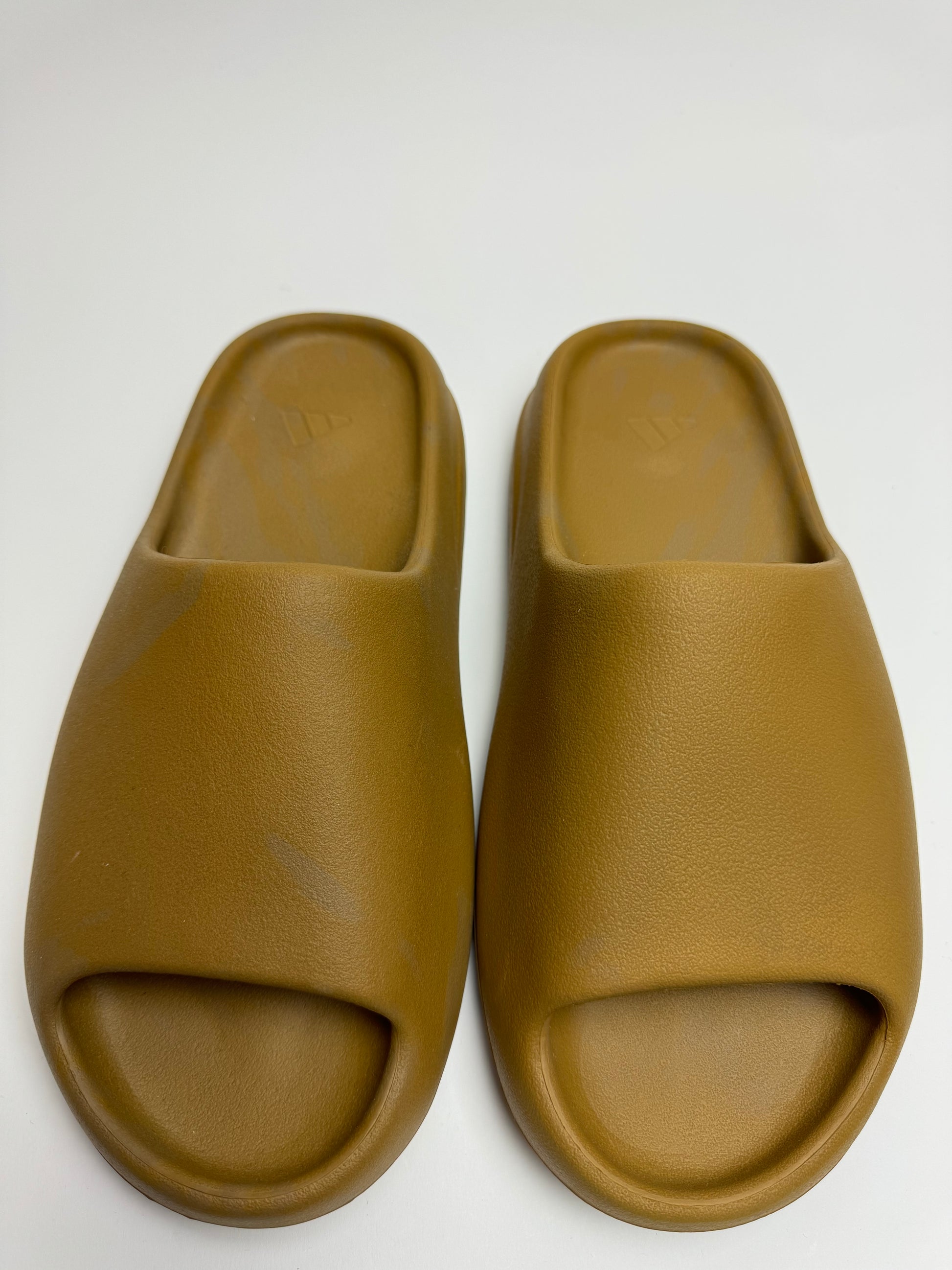 Yeezy Slide Ochre – Rückansicht mit dezentem Branding und ergonomischem Design