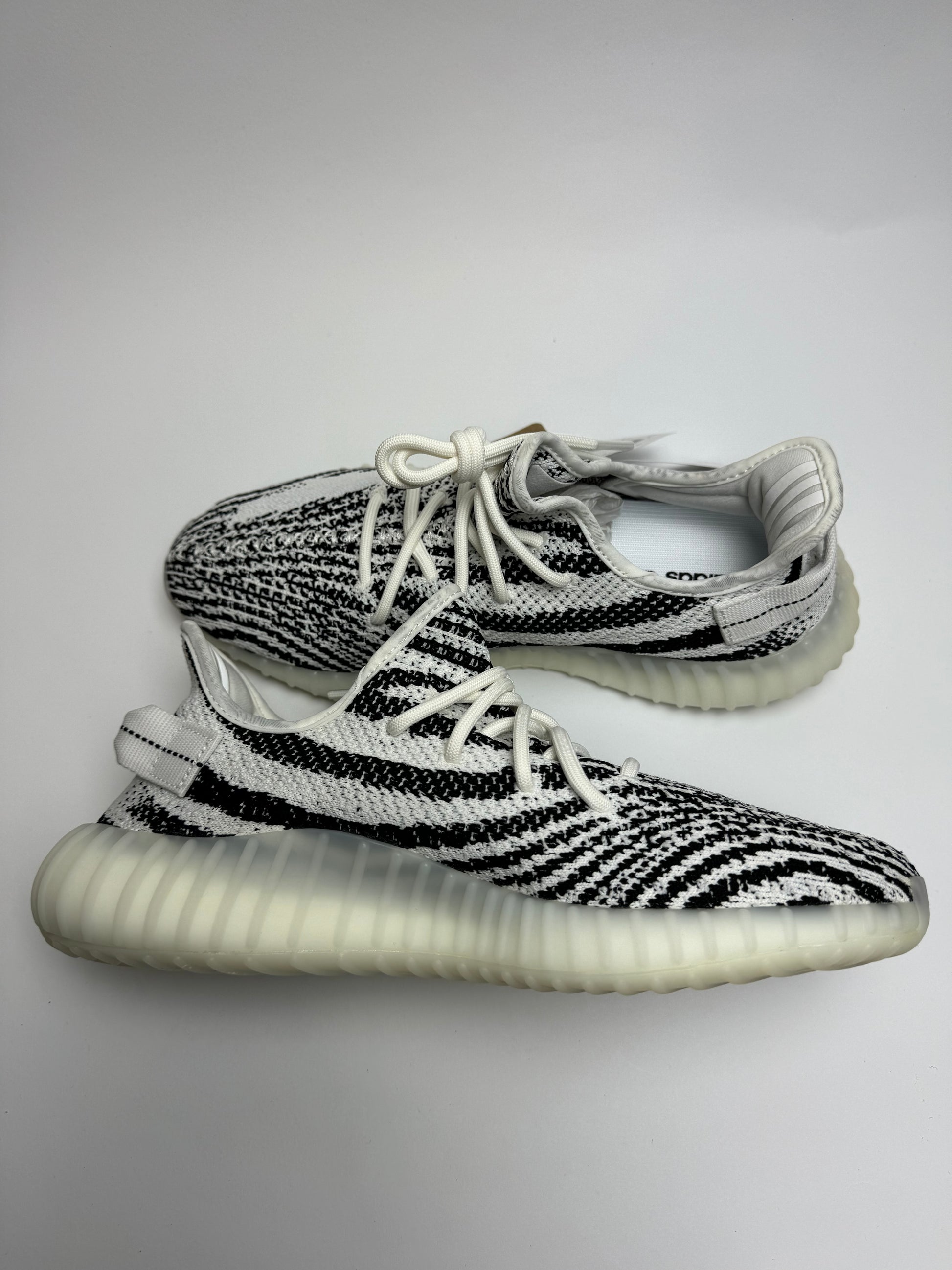 Yeezy Boost 350 V2 Zebra – linke Außenseite mit rotem SPLY‑350 Branding und halbtransparenter TPU-Seitensohle