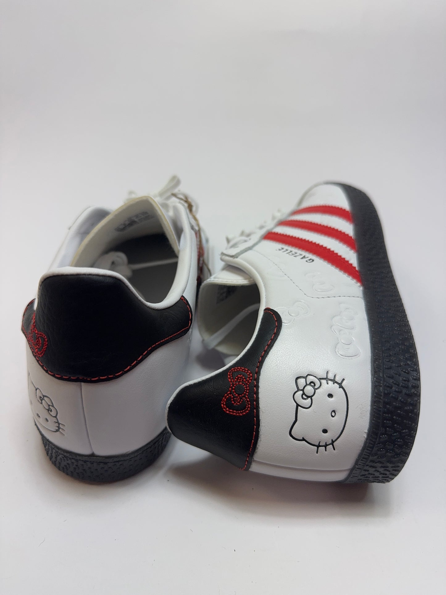 Detailansicht der Rückseite – Fersenbereich mit Hello Kitty Gesicht und klarer Linienführung